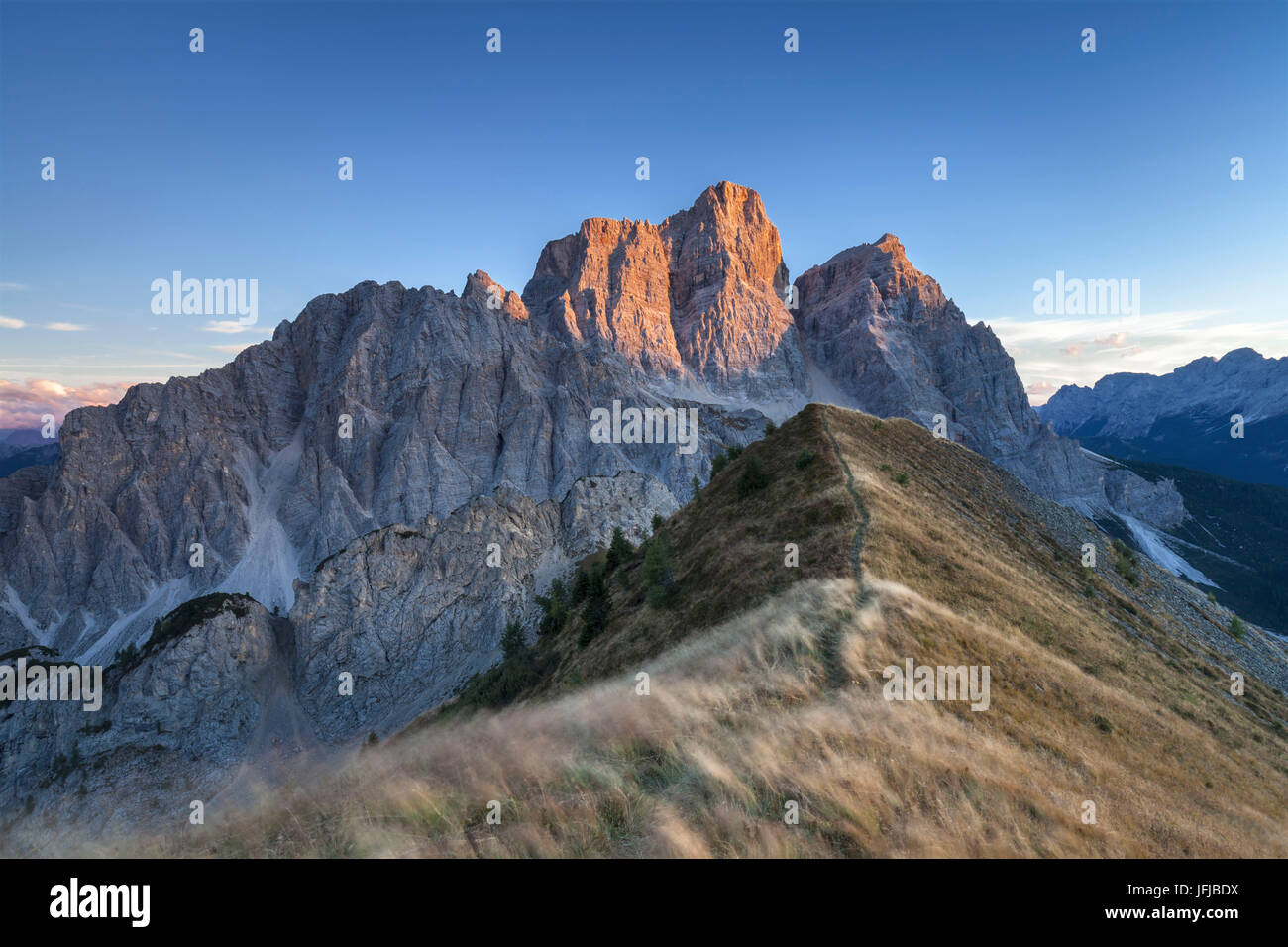 Europa, Italien, Veneto, Cadore, herbstlichen Sonnenuntergang in Richtung Monte Pelmo vom Gipfel des Col De La Puina, Dolomiten Stockfoto