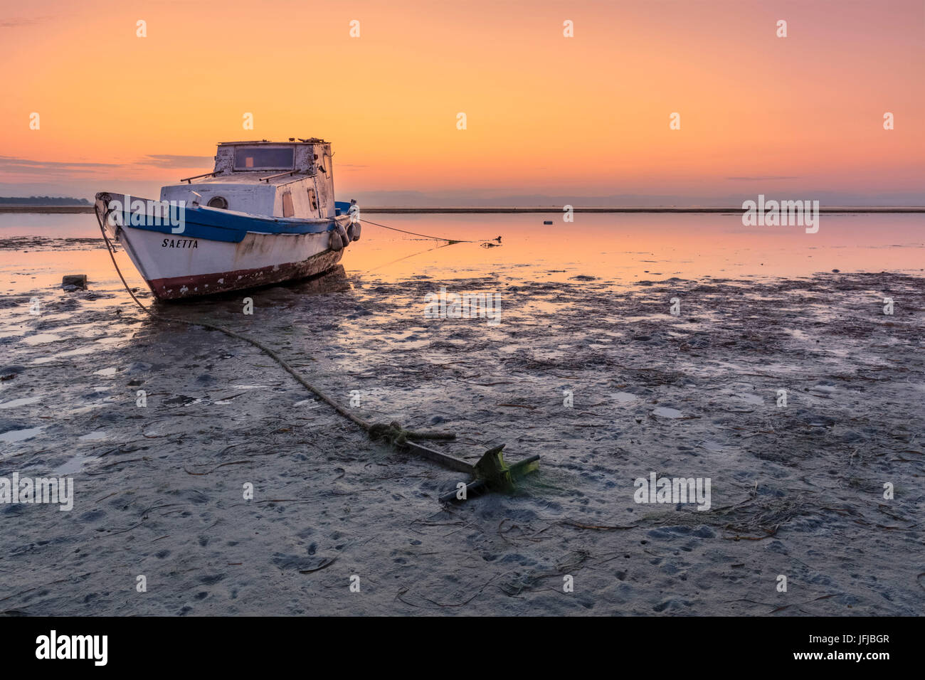 Europa, Italien, Görz, altes Fischerboot auf Grund auf der Lagune von Grado Stockfoto