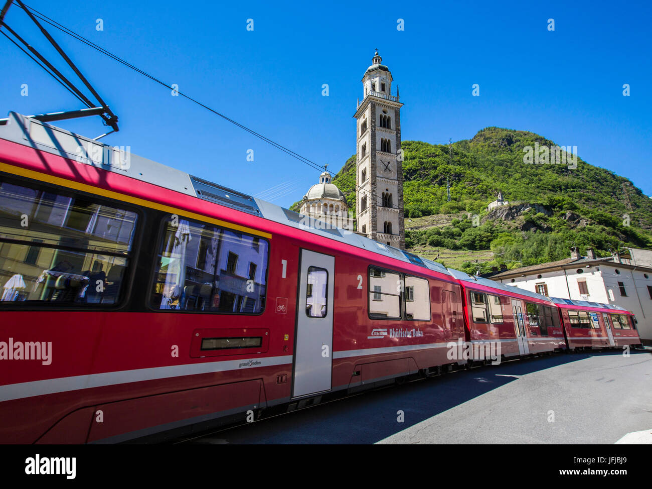 Der rote Zug Weltkulturerbes der Unesco ist, dass das Symbol der Rhätischen Bahn beginnt von Tirano Valtellina, Lombardei, Italien, Europa Stockfoto