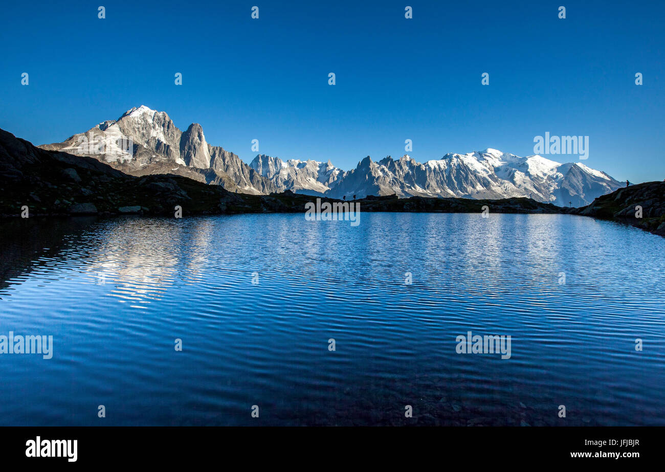 Mont-Blanc-Massiv, gesehen vom Lac de Chesery, Haute Savoie, Frankreich Stockfoto