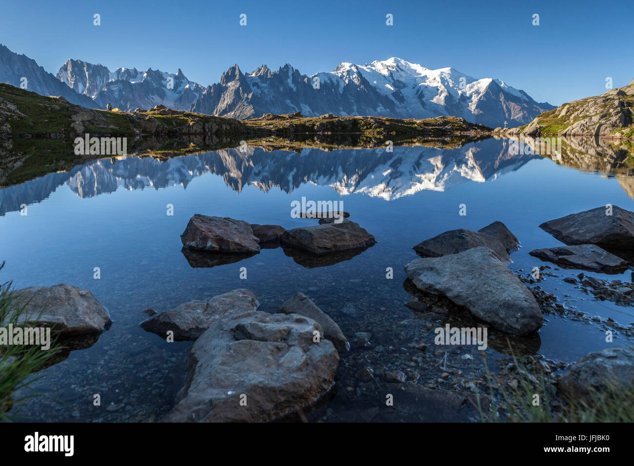 Panorama von Mountain Range des Mont Blanc vom Lac de Cheserys, Haute Savoie, Frankreich Stockfoto