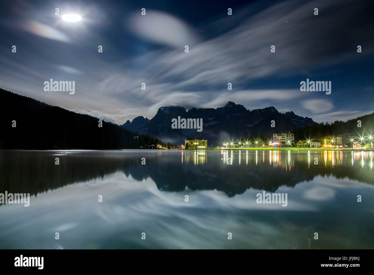 Vom Mond beleuchtete Wolken spiegeln sich in Misurina See, Cortina d ' Ampezzo, Dolomiten, Veneto, Italien, Europa Stockfoto