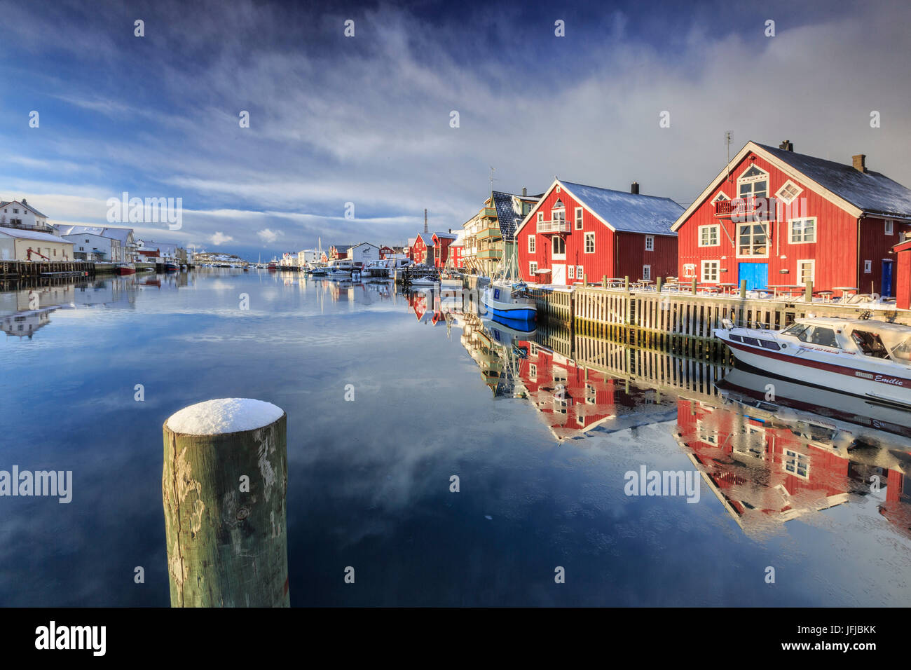 Rote Häuser spiegelt sich in dem Kanal von Henningsvær, Lofoten Inseln, Norwegen, Europa Stockfoto