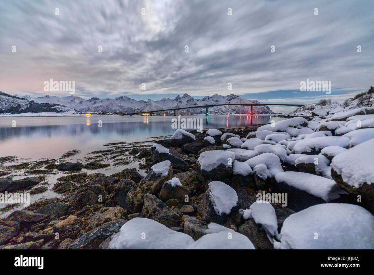 Bewölkter Himmel über eine Brücke, um Gymsøyand, Lofoten Inseln Norwegen Europa Stockfoto