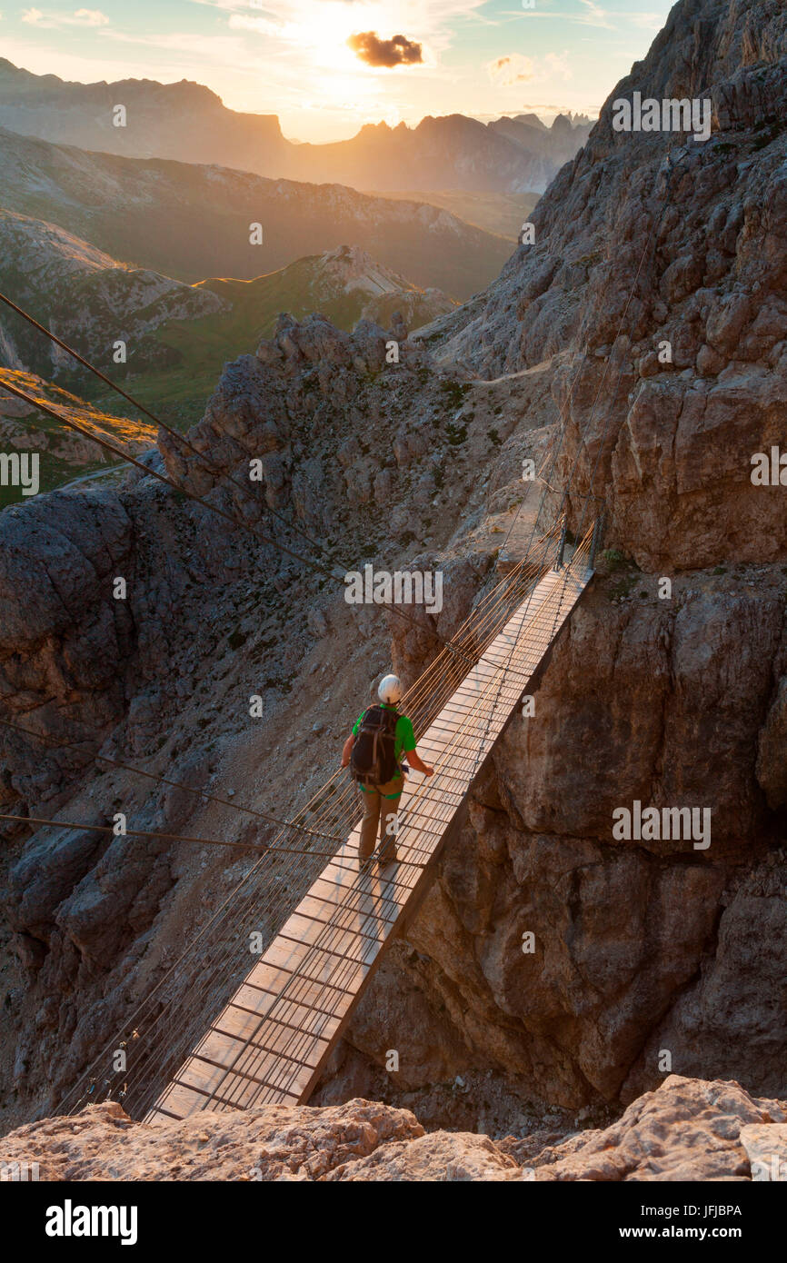 Der Wanderweg von Kaiserjaeger erreichen Sie eine gesicherte walking Abschnitt und eine Suspension Brücke mit Stahlseilen 15 Meter lang (an der gleichen Stelle wie die original österreichische Anker, die noch sichtbar sind, die Zähne und die tragenden Teile der Seile originale umgebaut), Dolomiten, Lagazuoi, Italien Stockfoto