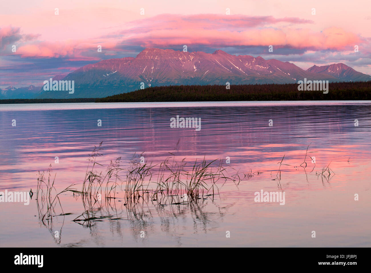 Sonnenuntergang am Naknek Lake Ufer, im Katmai Nationalpark, Alaska, Brooks fällt und Brooks See befinden sich in der Nähe, mit einer Menge von Grizzly-Bären im Juli und September, Stockfoto
