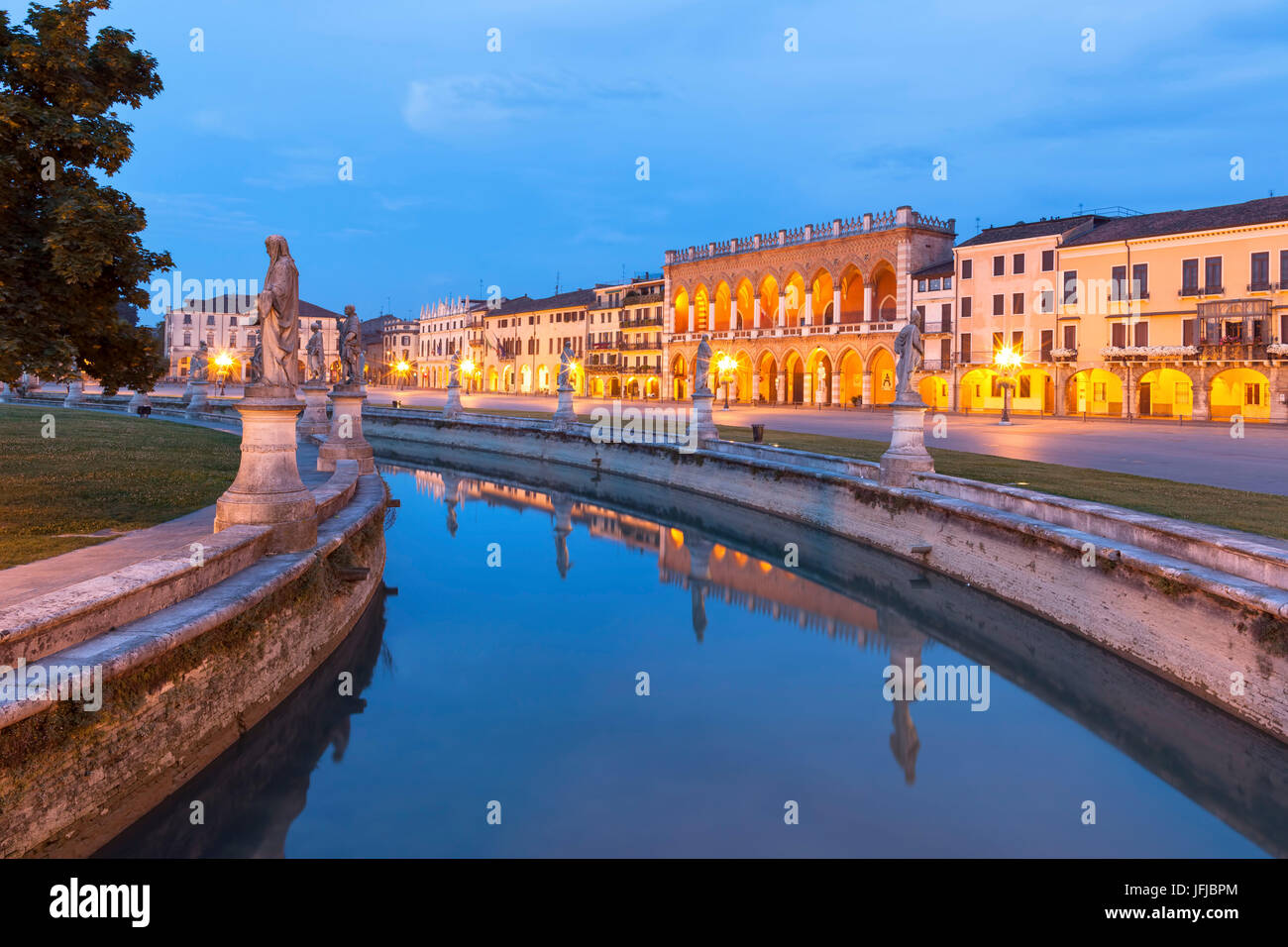 Europa, Italien, Veneto, Padua, Prato della Valle beleuchtet in der Abenddämmerung Stockfoto