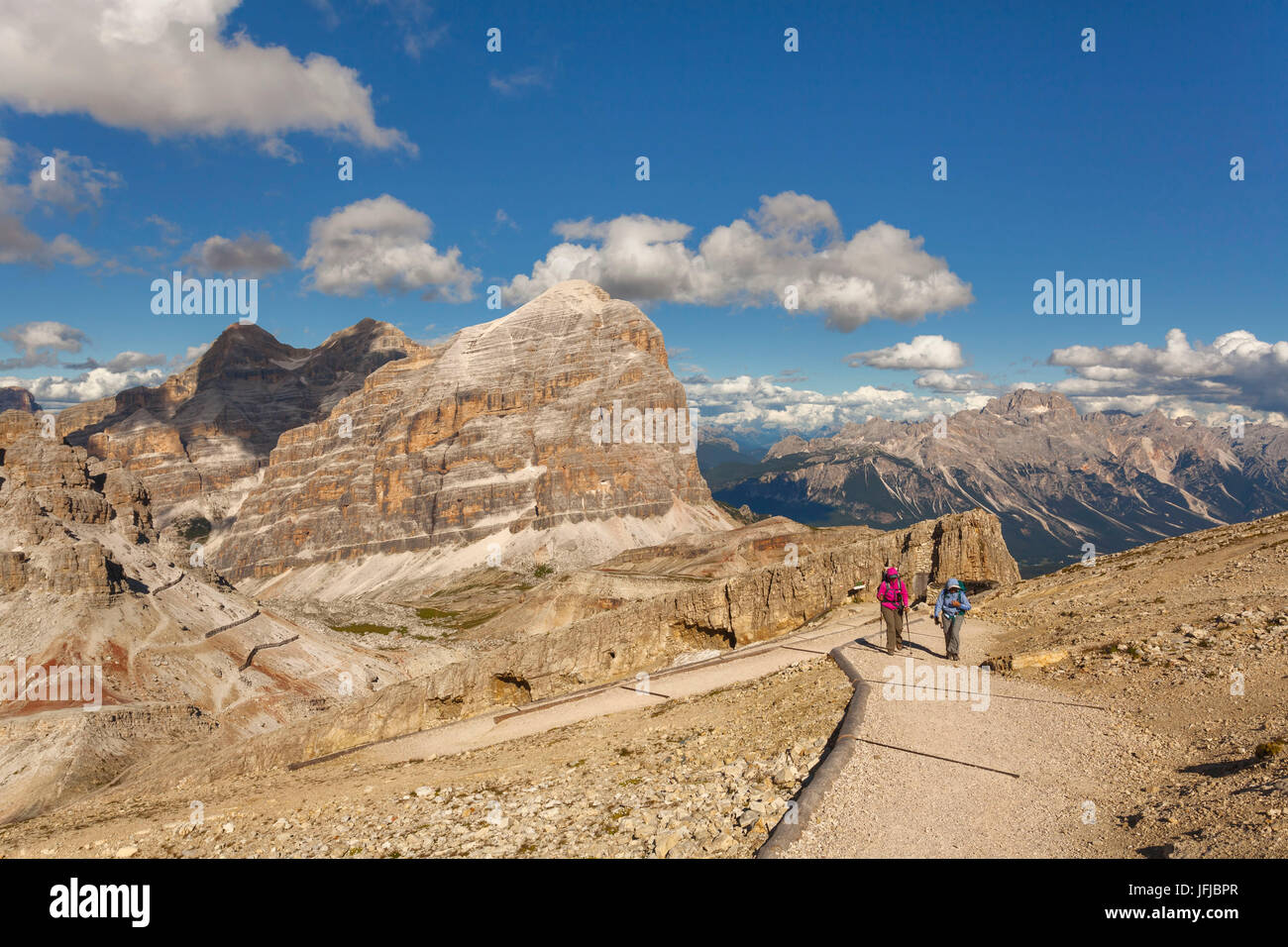 Europa, Italien, Veneto, Belluno, Wanderer in der Nähe von Refugio Lagazuoi mit Tofana Rozes im Hintergrund, Dolomiten Stockfoto