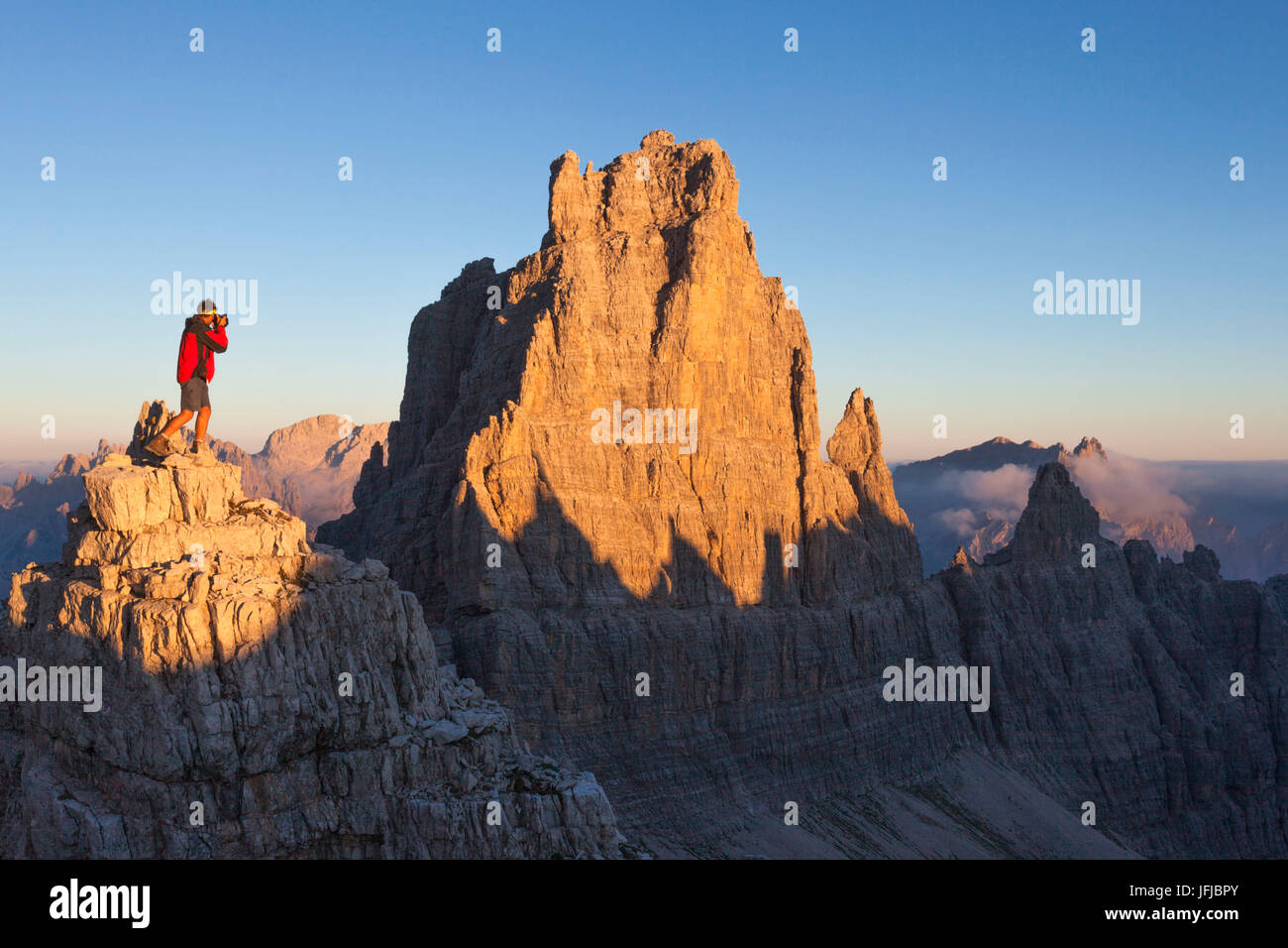 Europa, Italien, Friaul, Pordenone, Fotograf vor der Croda Cimoliana in den Friauler Dolomiten Stockfoto