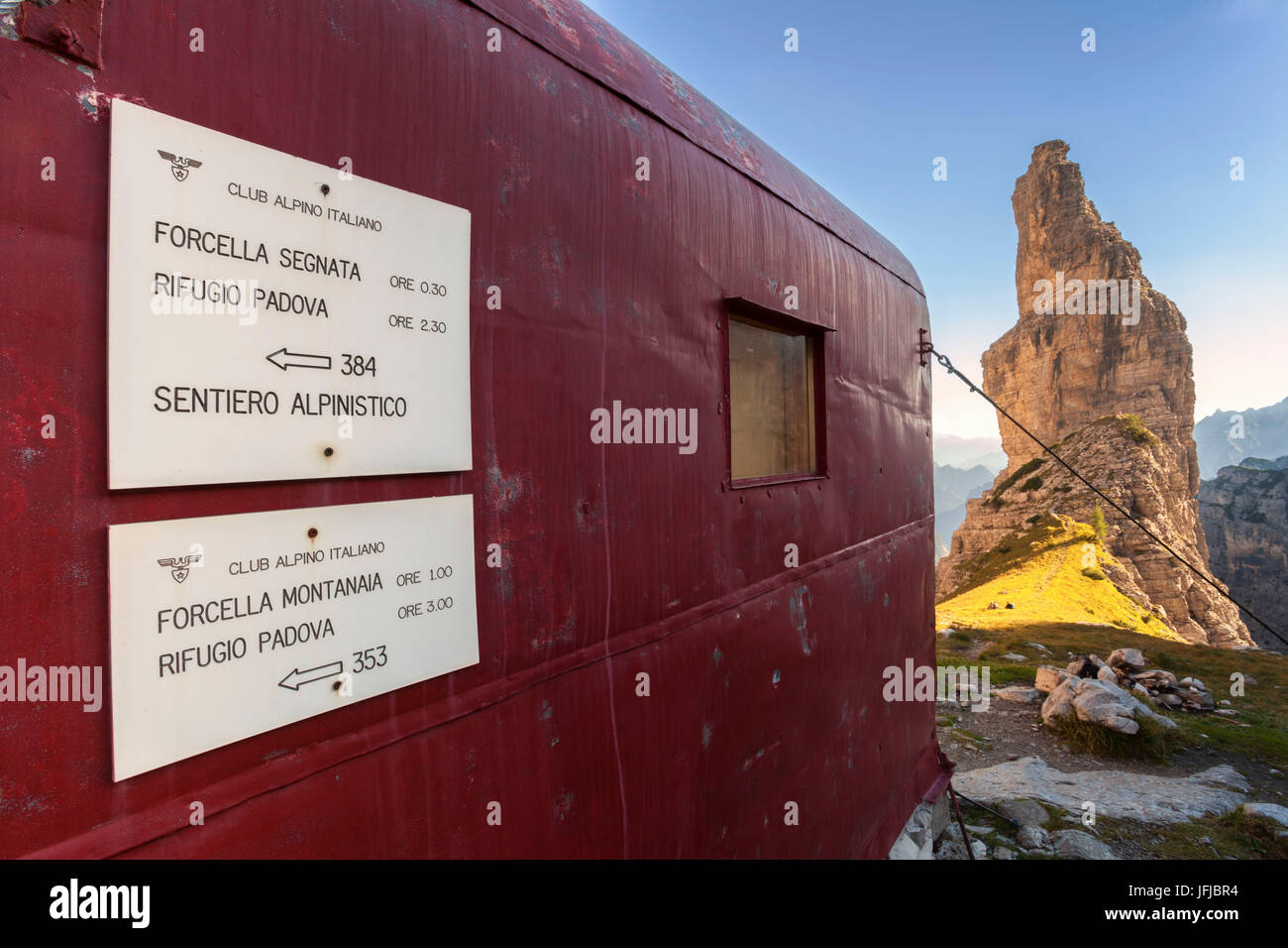 Europa, Italien, Friaul, Pordenone, CAI Schilder hängen außerhalb der Biwak Giuliano Perugini, im oberen Val Montanaia, Park der Friauler Dolomiten, Stockfoto