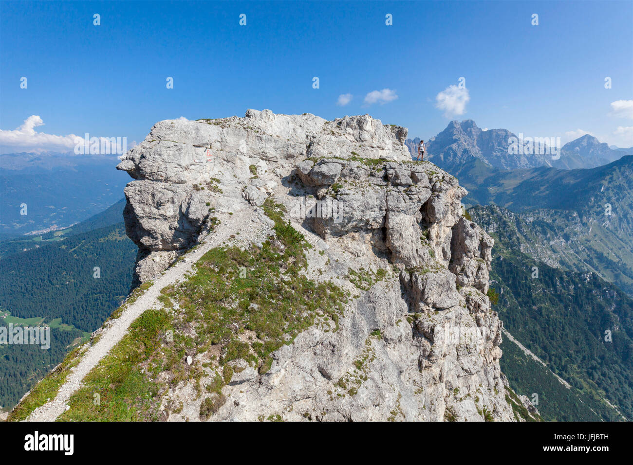 Europa, Italien, Veneto, Belluno Dolomiten Nationalpark sehr spektakulären Schritt auf den Bergrücken des Sasso di Scàrnia im Abschnitt ausgestattete Vette Feltrine Stockfoto