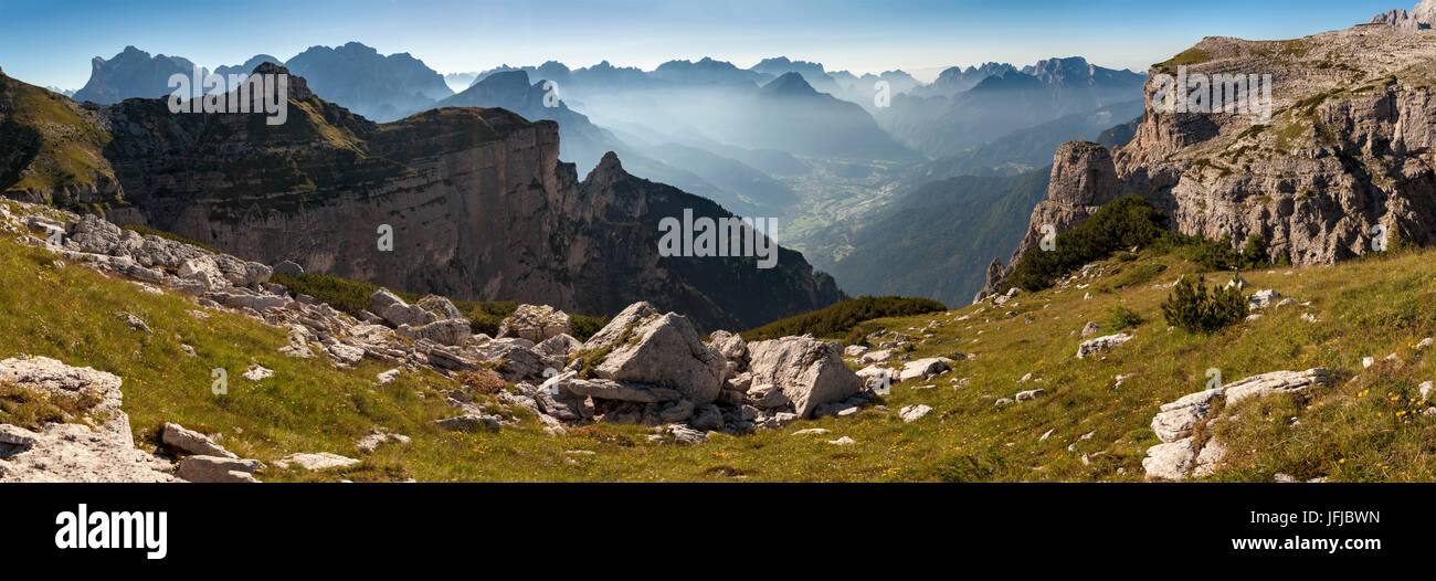 Weiten Blick auf das erste und zweite Pala di San Lucano, Dolomiten, im Hintergrund auf eine Reihe von Gipfeln von Civetta, Moiazza bis Schiara und Monti del Sole, Agordino, Belluno, Region Venetien, Italien, Europa Stockfoto