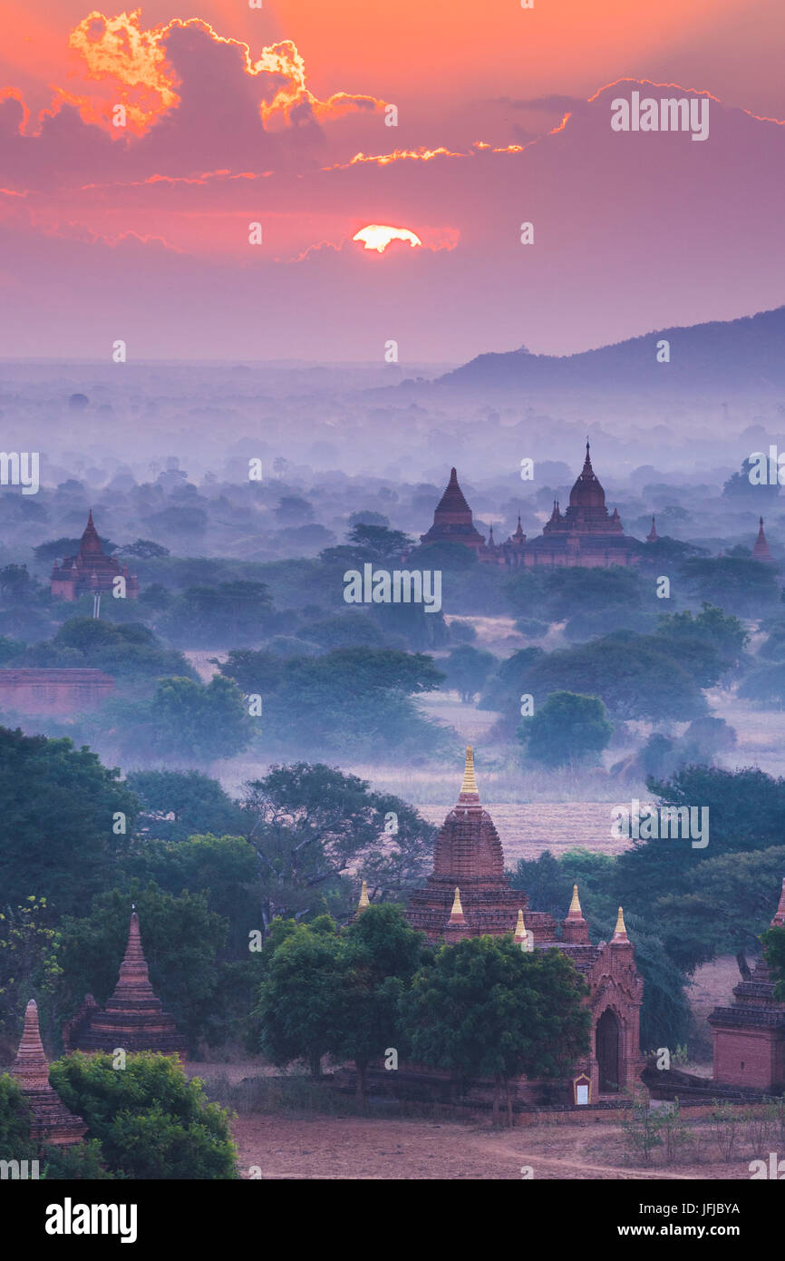 Bagan, Mandalay Region, Myanmar (Burma), Pagoden und Tempel bei Sonnenaufgang, Stockfoto