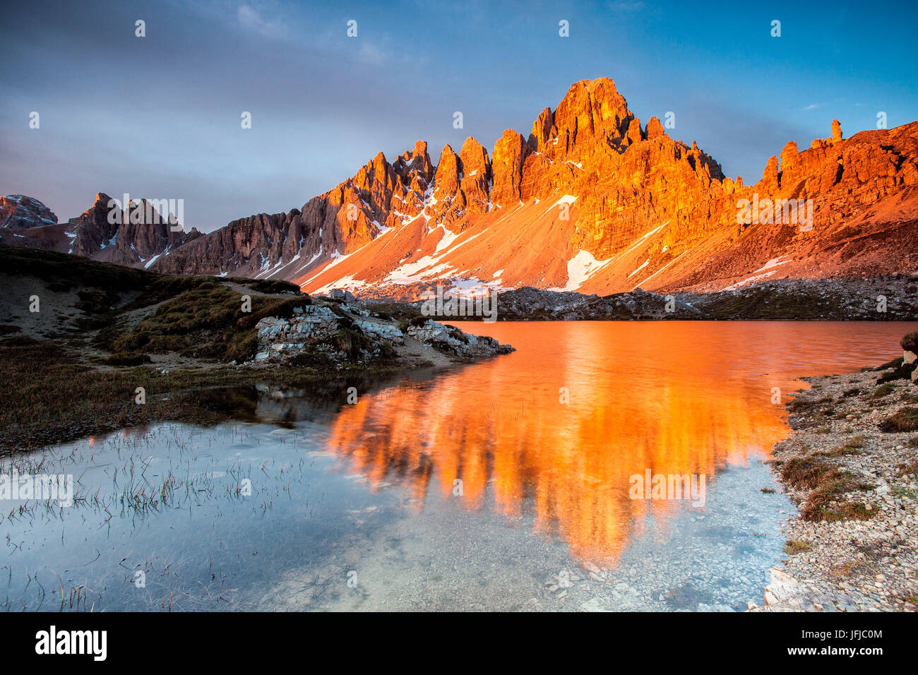 Morgendämmerung auf den kalkhaltigen Gipfeln des Mount Paterno spiegelt sich in das Stille Wasser der Seen von Piani, Locatelli Hütte, Sexten Pustertal, Trentino-Südtirol, Italien, Europa Stockfoto