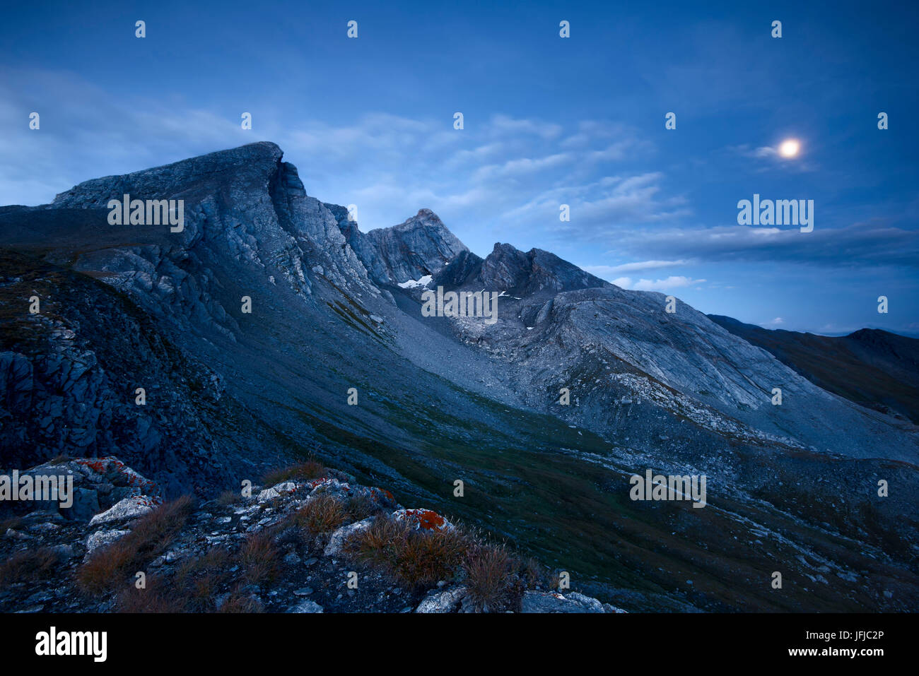 Europa, Italien, Varaita-Tal, Cuneo District - Pan di Zucchero et Pic d ' Asti zur blauen Stunde Stockfoto