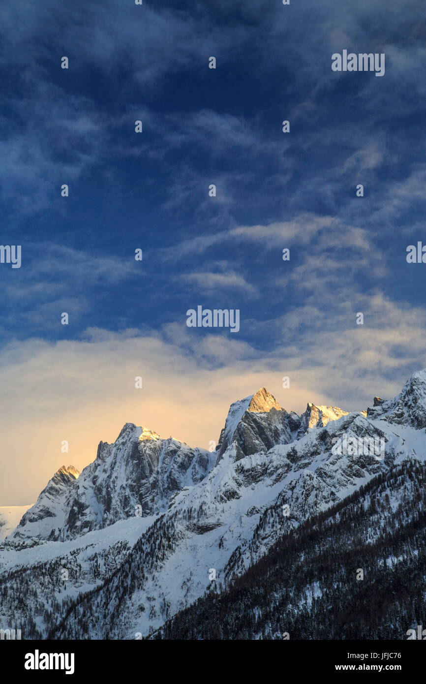 Sonnenuntergang über Pizzo Badile und Cengalo, Soglio, Val Bregaglia, Kanton Graubünden, Schweiz Stockfoto