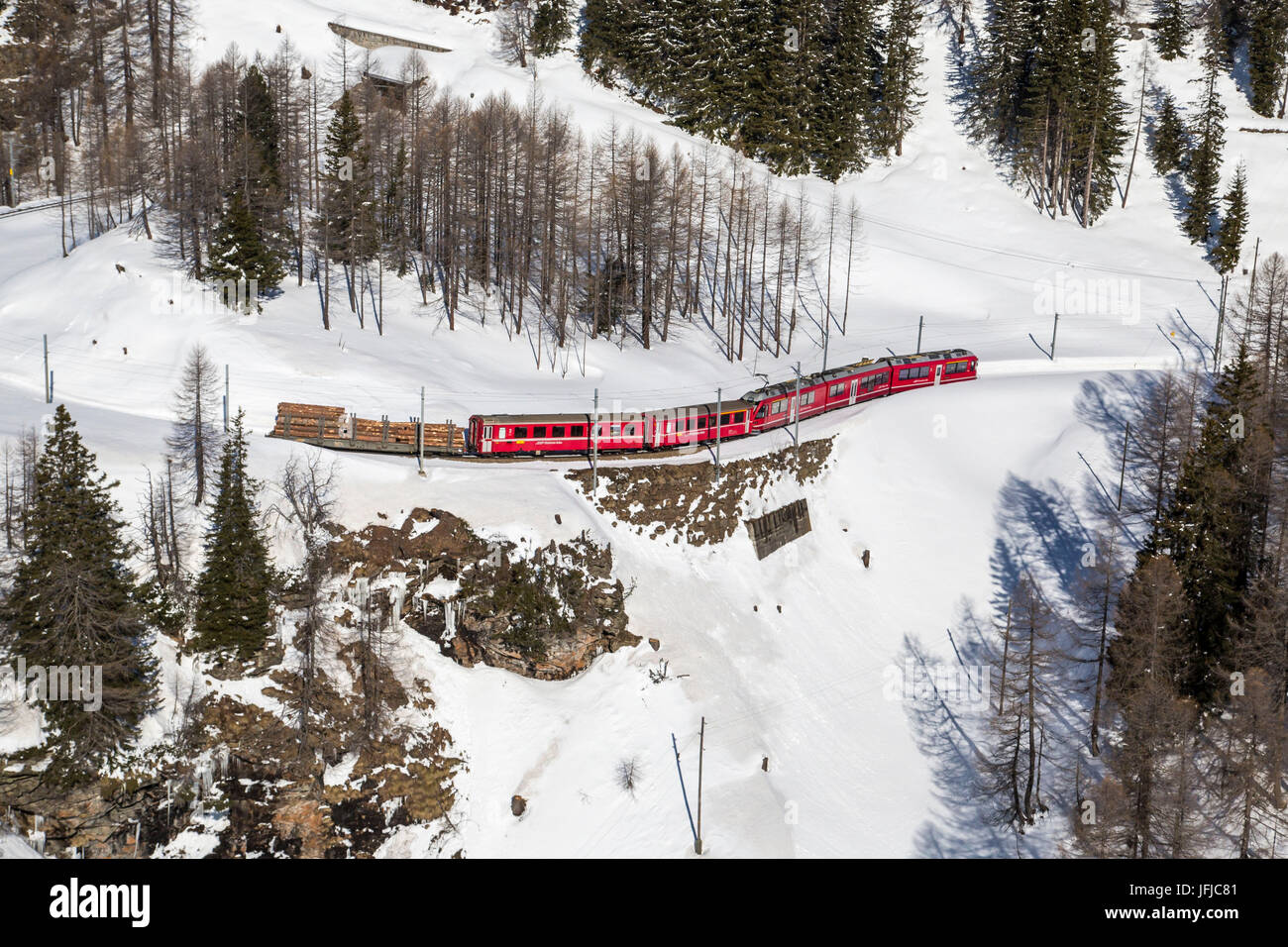 Luftbild von der Roten Bernina Zug aus Bernina-Pass im Winter, Puschlav, Kanton Graubünden Schweiz Europa Stockfoto