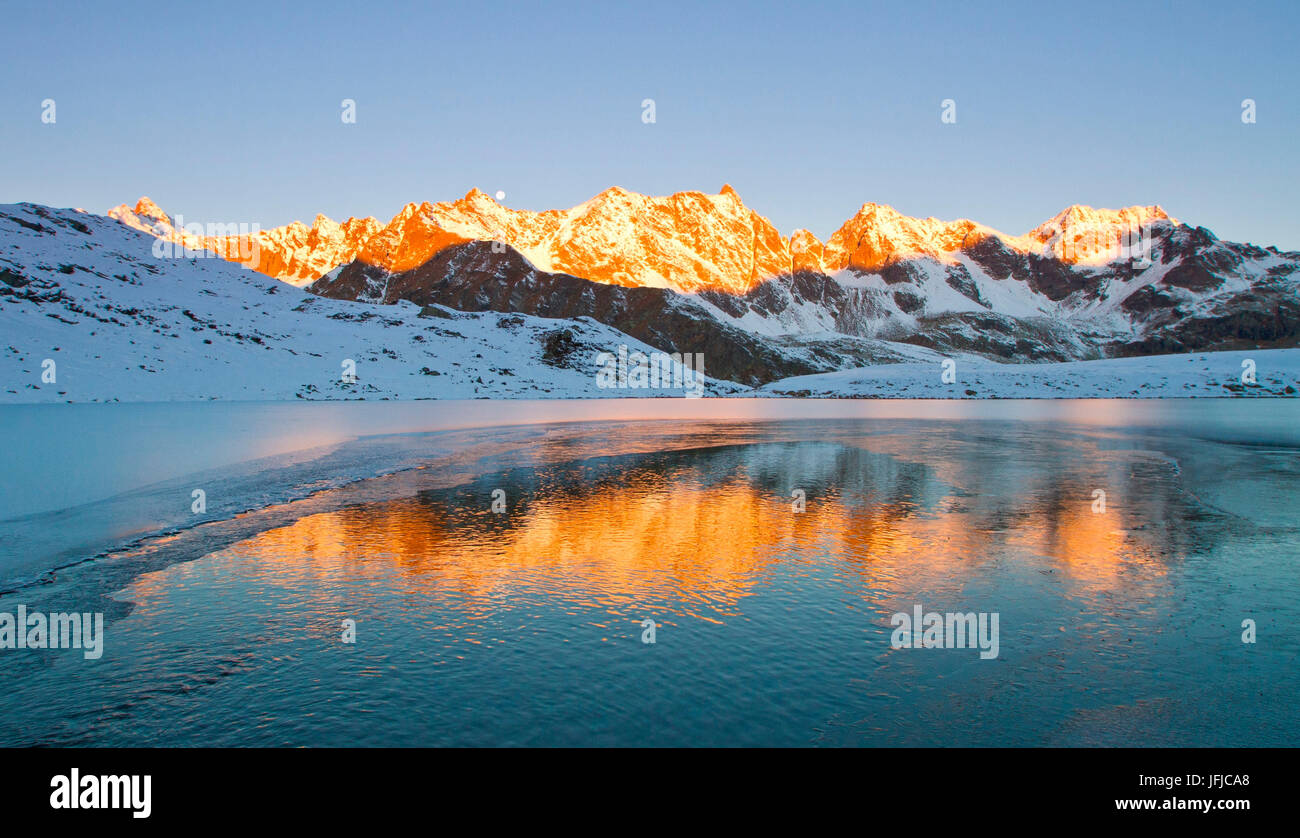 Tauen Sie See bei Sonnenaufgang mit roten Berge wider auf Stockfoto