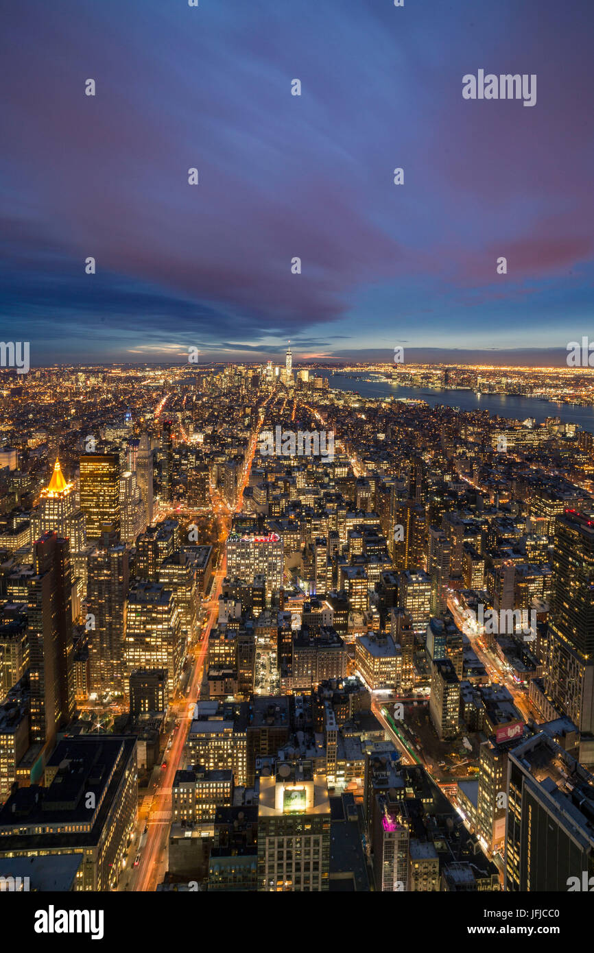 Blick auf Lower Manhattan aus dem 102. Stockwerk des Empire State Building (Midtown Manhattan, New York City, New York, Vereinigte Staaten von Amerika) Stockfoto