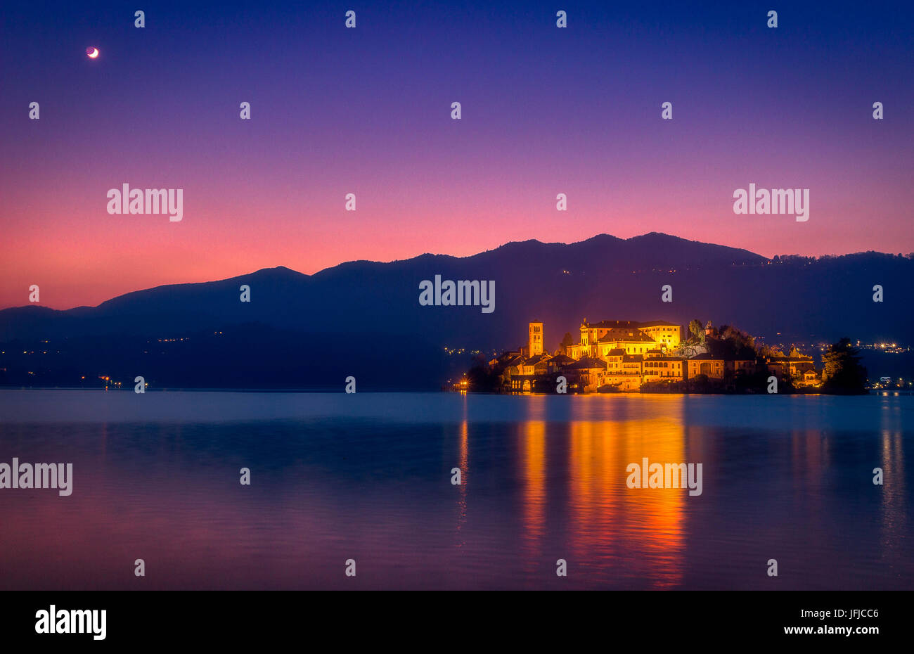 Sonnenuntergang über der Insel San Giulio, Orta San Giulio, Piemont, Italien Stockfoto