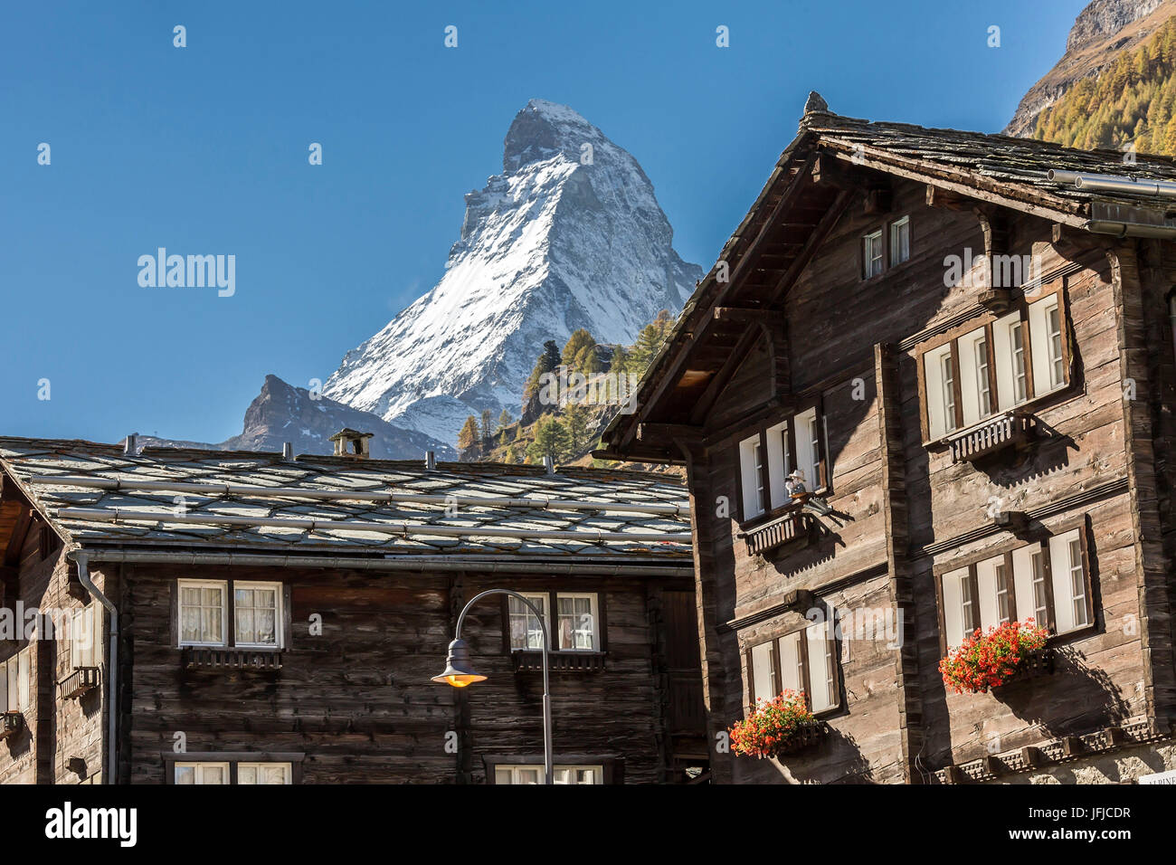Traditionelle Häuser im Dorf von Zermatt mit Matterhorn im Hintergrund, Wallis, Schweiz-Europa Stockfoto