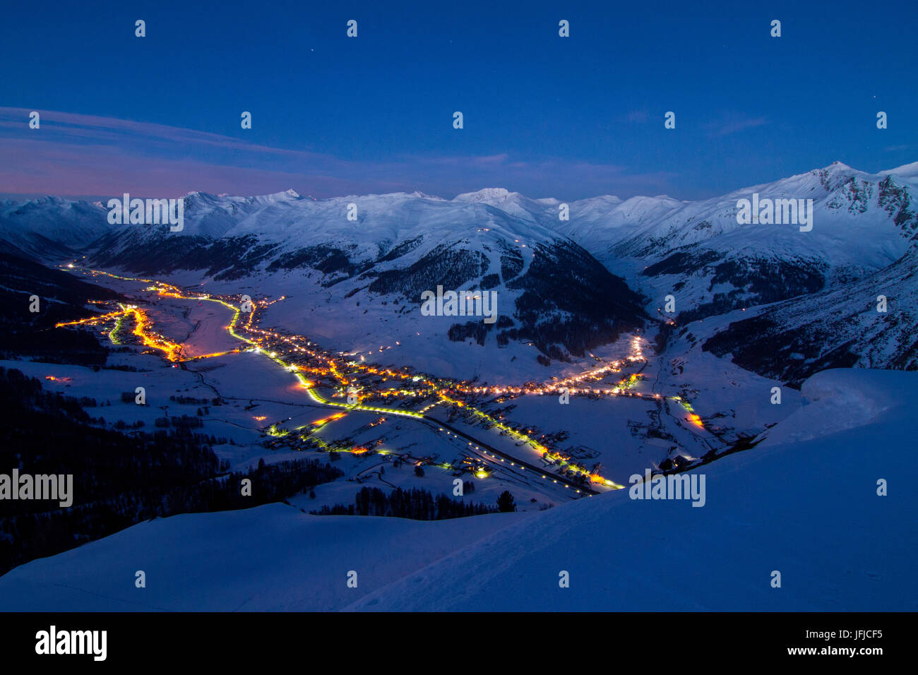 Europa, Italien, Lombardei, Sondrio, Livigno, beliebtes Ferienziel Winter in den italienischen Alpen, bei Nacht Stockfoto