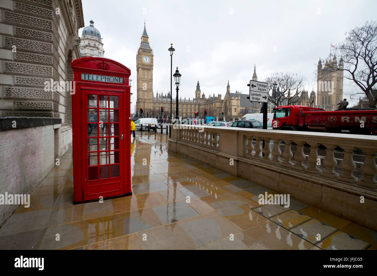 Eine typische rote Telefonzelle London mit Big Ben im Hintergrund an einem regnerischen Tag, London, England Stockfoto