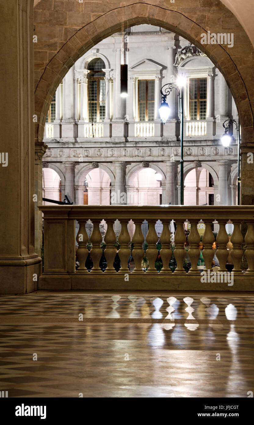 Bogen von St. Alexander Cathedral Eingang mit seinem Marmorfußboden, die reflektieren Licht und alten Brüstung, Bergamo Alta, Lombardei, Italien Stockfoto