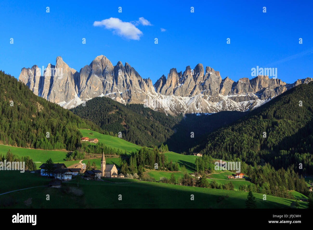 Das Dorf St. Magdalena inmitten grüner Wiesen am Fuße des Geisler Villnösser Tal Südtirol Dolomiten Italien Europa Stockfoto