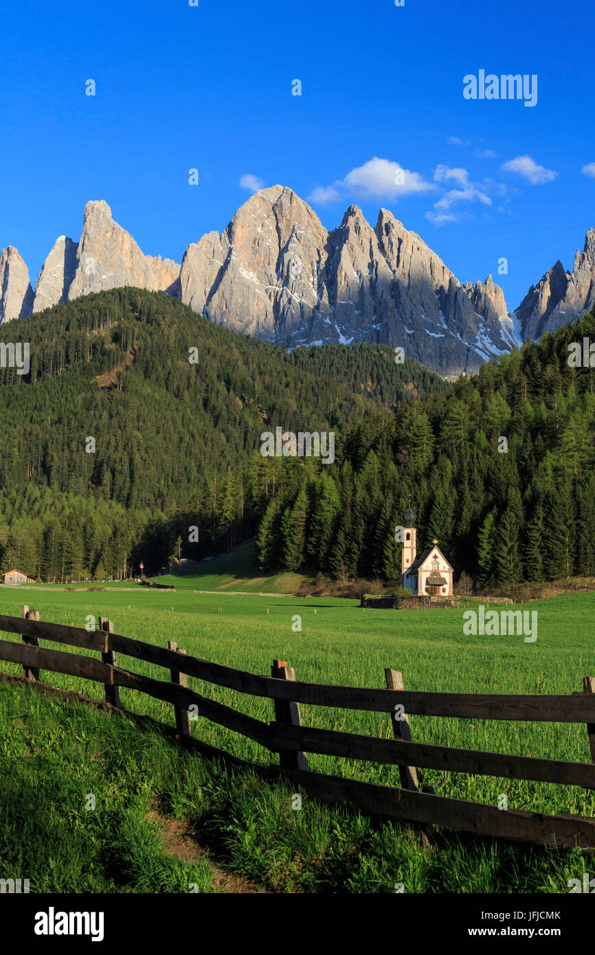 Die Kirche von Ranui und der Geisler-Gruppe im Hintergrund, St. Magdalena Villnösser Tal Dolomiten South Tyrol Italien Europa Stockfoto