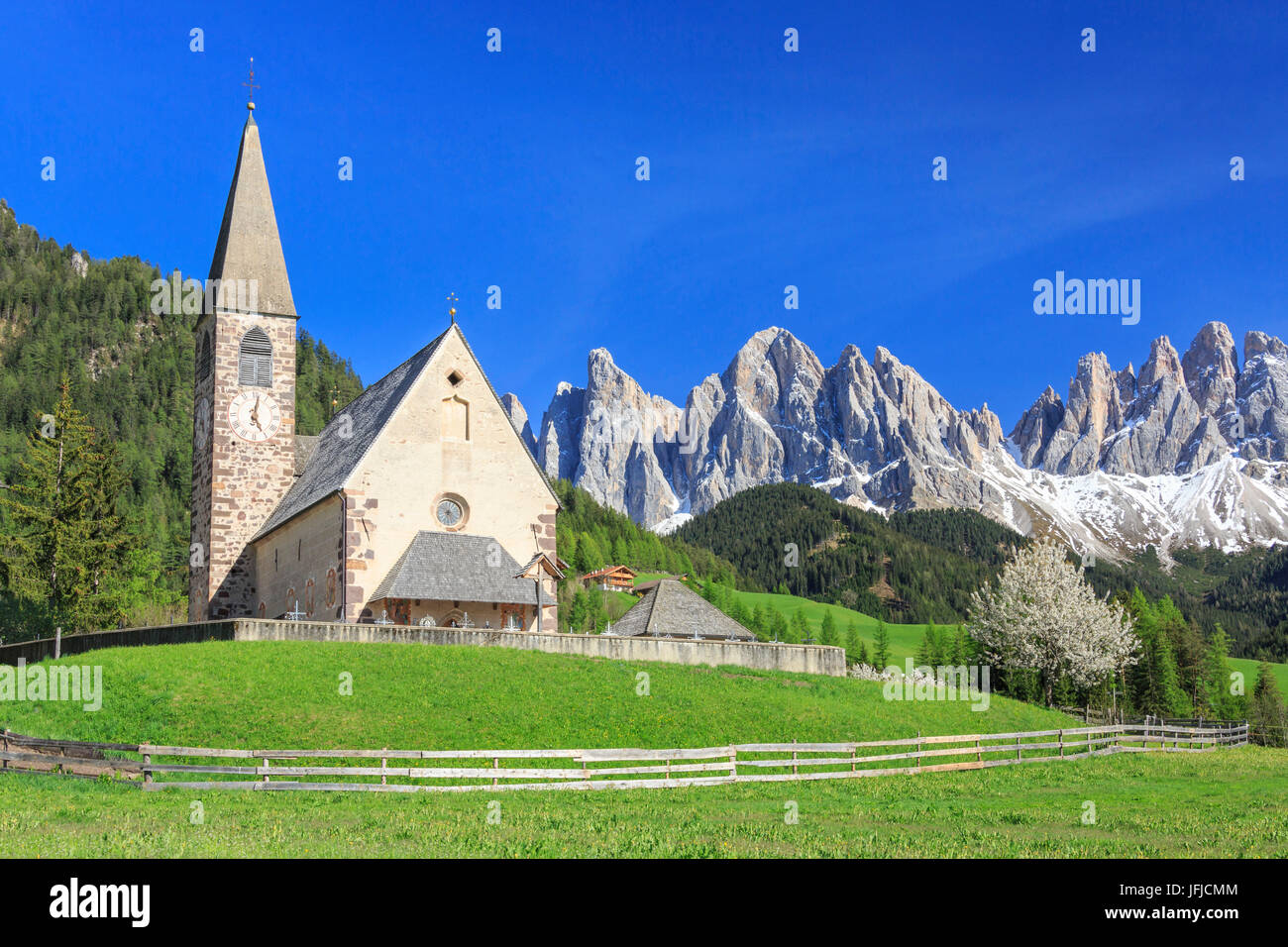 Die Kirche von Ranui und der Geisler-Gruppe im Hintergrund, St. Magdalena Villnösser Tal Dolomiten South Tyrol Italien Europa Stockfoto