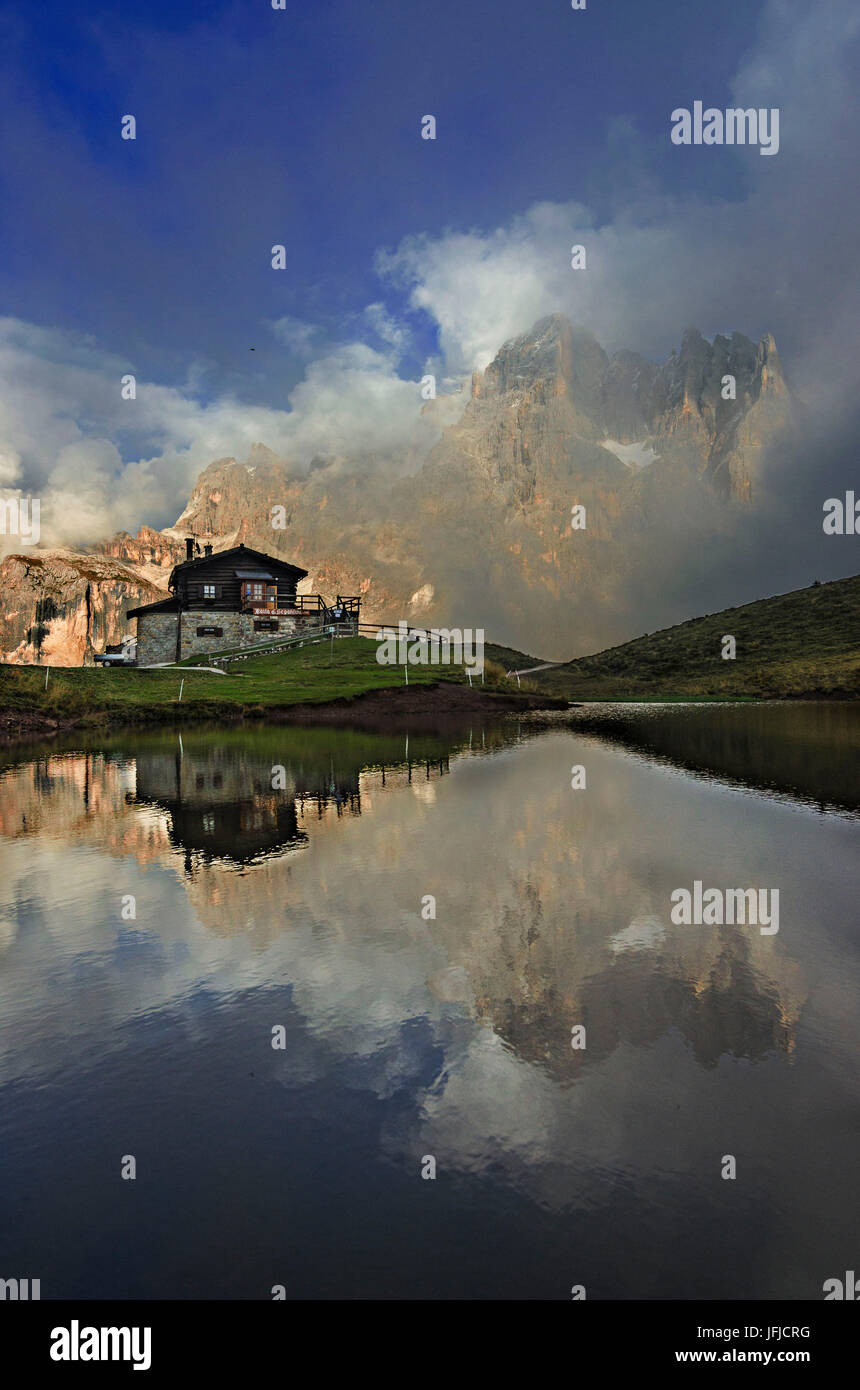 Baita Segantini, Trento, Dolomiten, Südtirol, Italien, Baita Segantini und seinem See Stockfoto