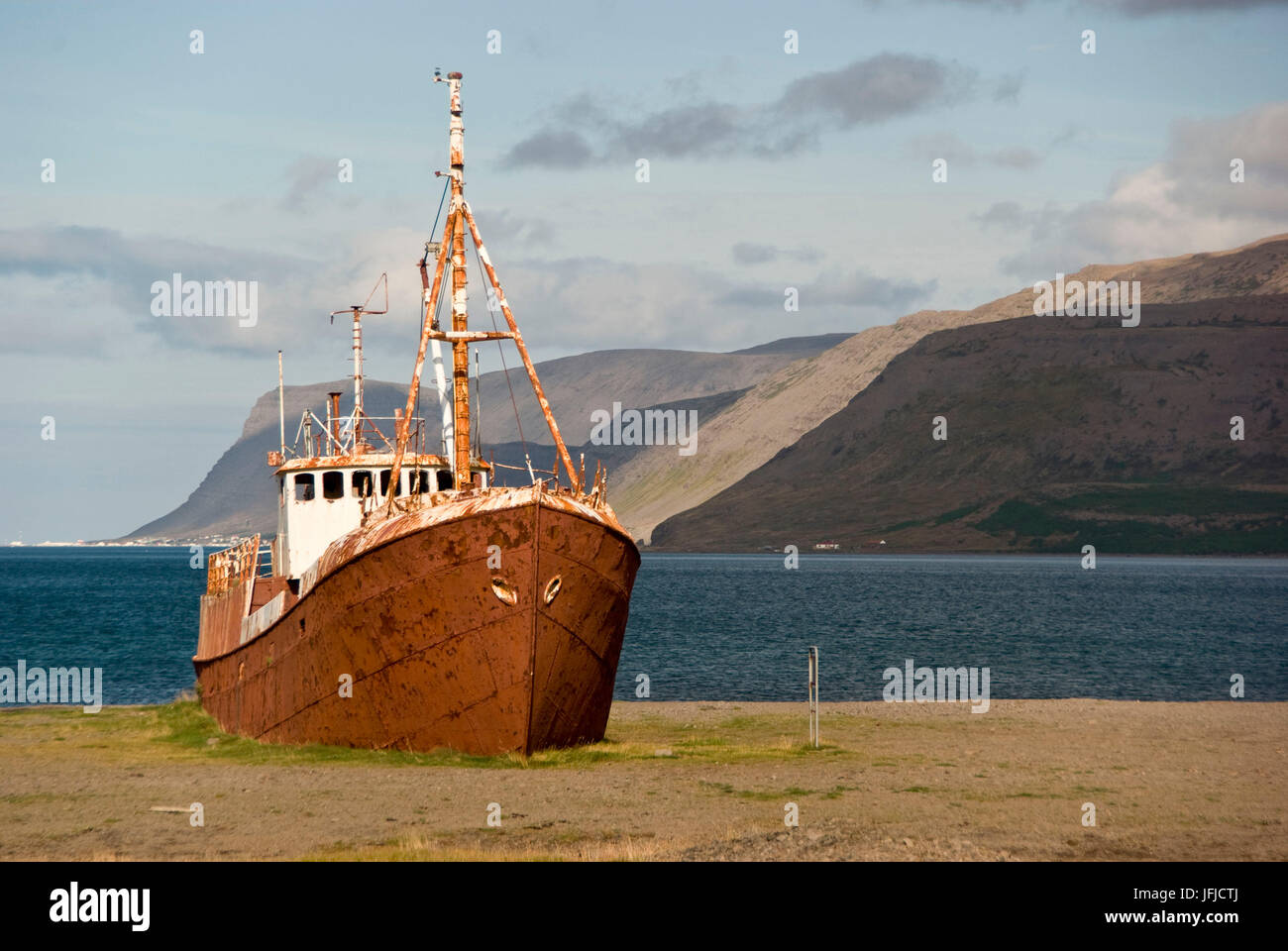 Eine verlassene Fischerboot Grimsby Epine ist es auf Grund lief auf Norden der isländischen Küste, nahe dem Meer in der Gegend von Fjorden, Island, Stockfoto