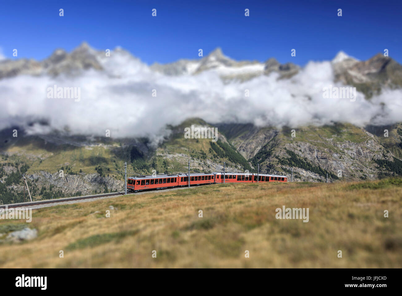 Die Bahn auf ihrem Weg mit hohen Gipfeln und Gebirge im Hintergrund Gornergrat Kanton Wallis Schweiz Europa Stockfoto