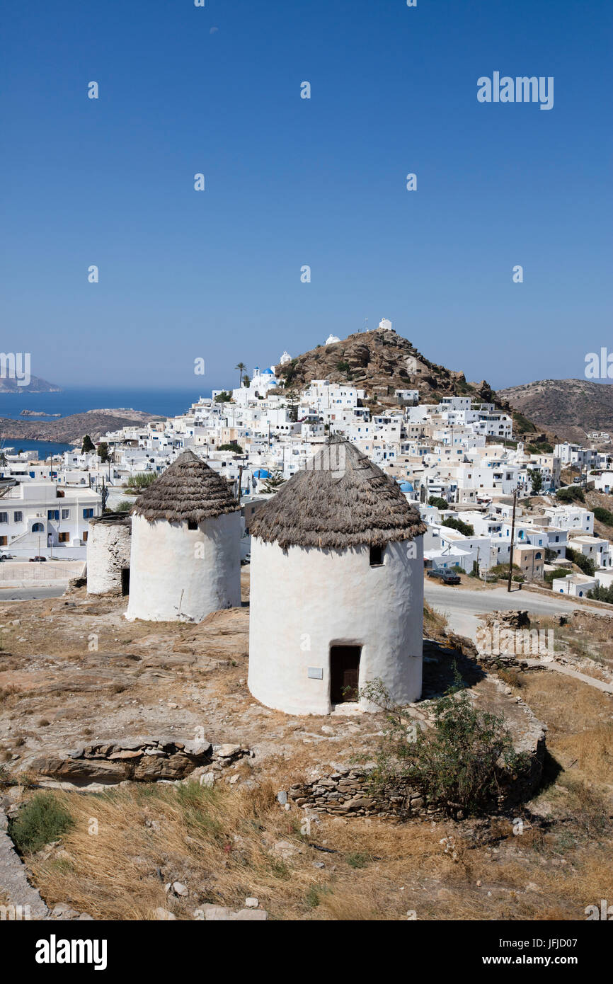 Ein typisches griechisches Dorf thront auf einem Felsen mit seinen weißen und blauen Häusern und malerischen Windmühlen Ios Kykladen Griechenland Europa Stockfoto