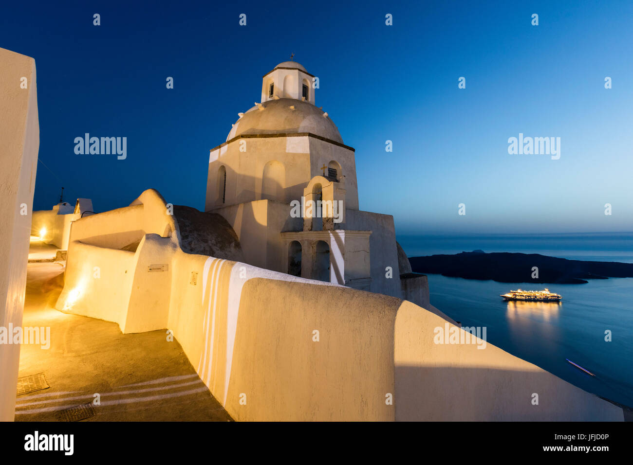 Lichter der Kirche und eines Kreuzfahrtschiffes als Kontrast Blau der Ägäis Firostefani Santorini Kykladen Griechenland Europa Stockfoto