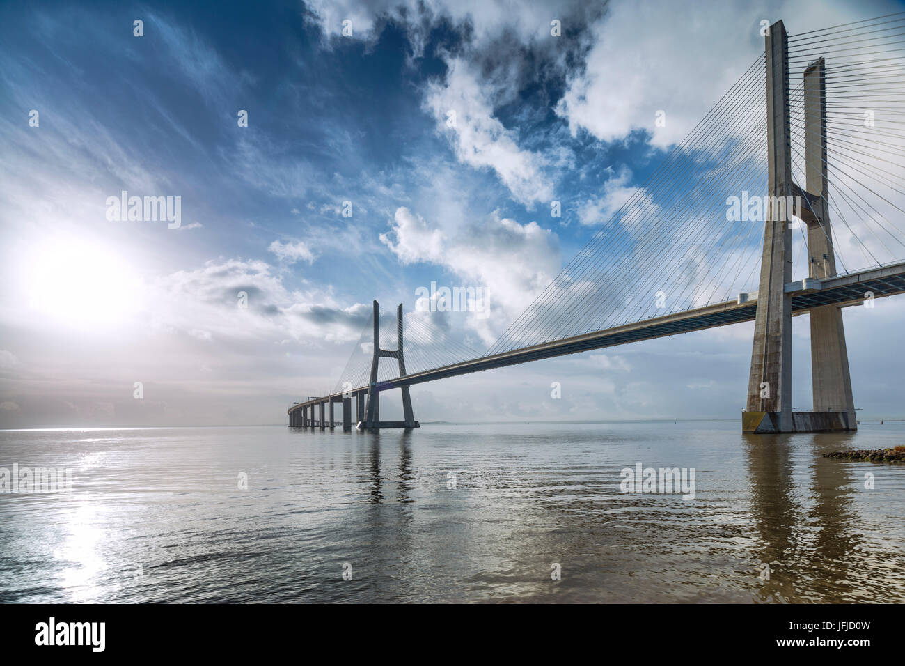 Blauer Himmel und die Farben der Morgenröte betonen die Architektur und Atmosphäre an der Vasco Da Gama Brücke Lissabon Portugal Europa Stockfoto