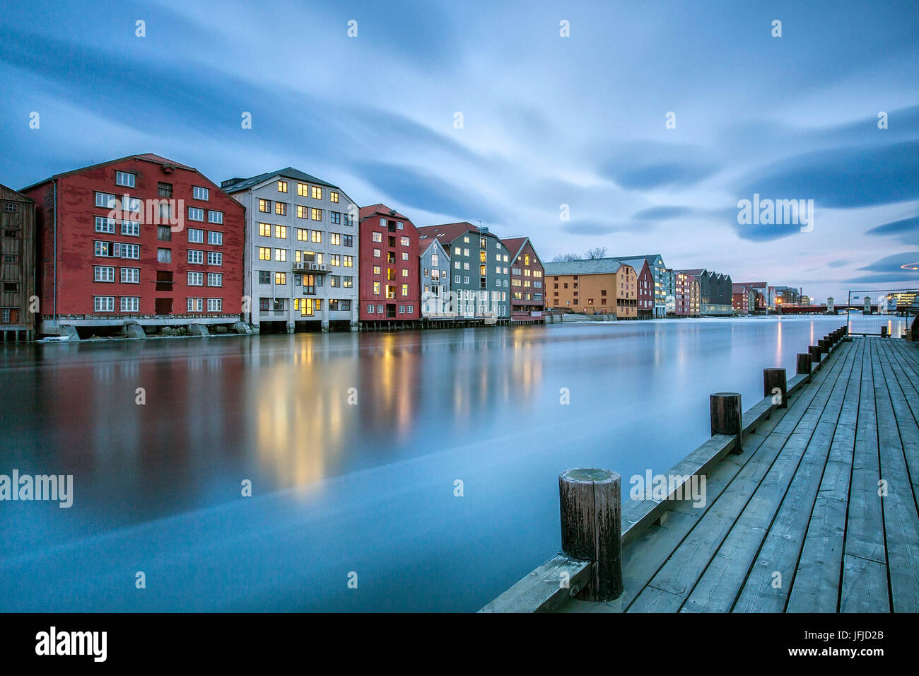 Bunte Häuser spiegeln sich in den Fluss Nidelva Bakklandet Trondheim Norwegen Europa Stockfoto