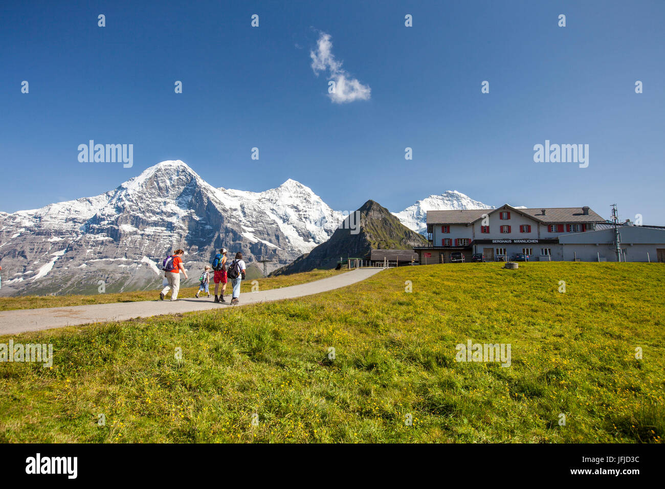 Wanderer zu Fuß im Hintergrund Mount Eiger männlichen Grindelwald Berner Oberland Kanton Bern-Schweiz-Europa Stockfoto