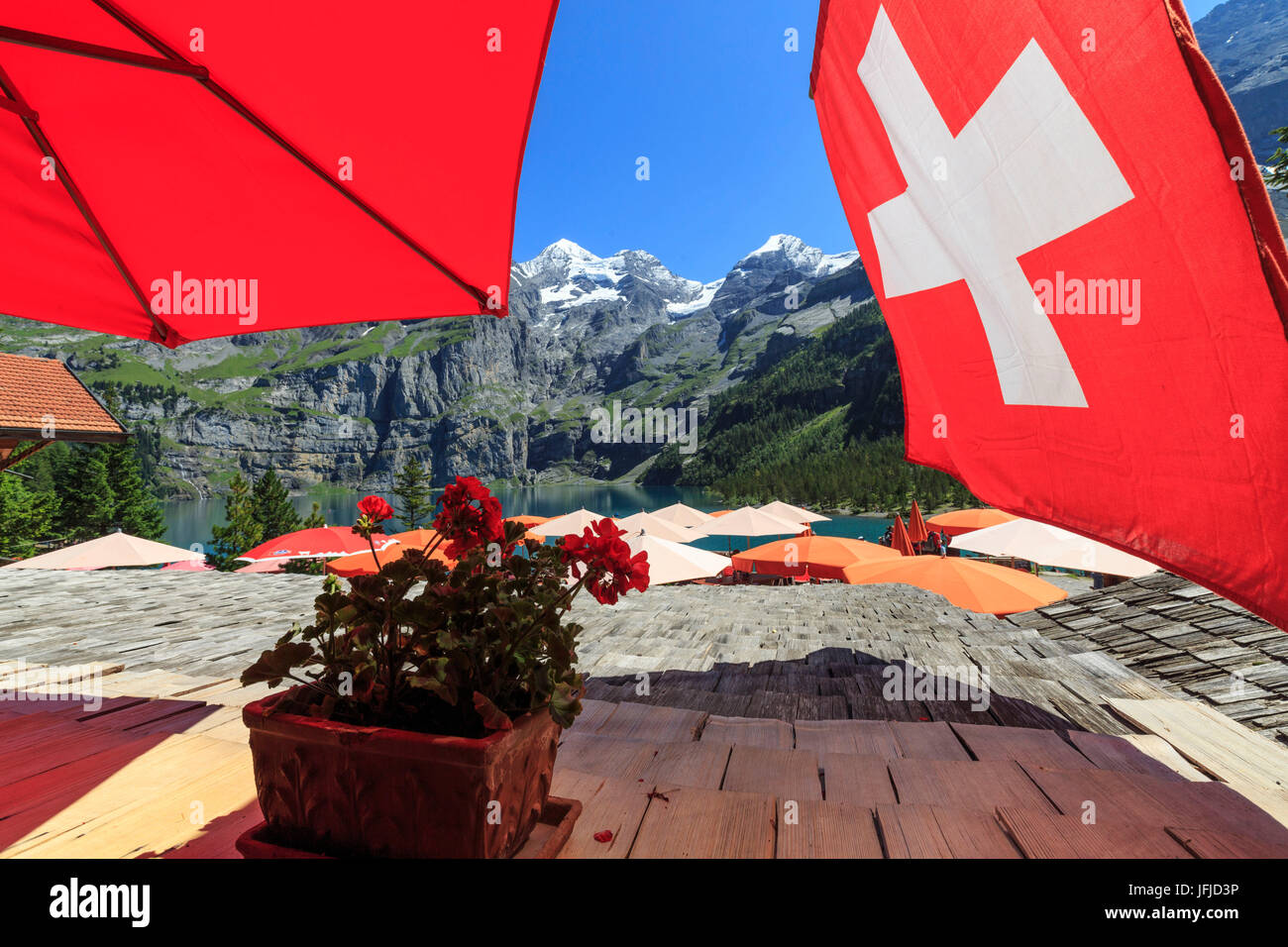 Touristen, die Entspannung am See Oeschinensee Berner Oberland Kandersteg Kanton Bern-Schweiz-Europa Stockfoto