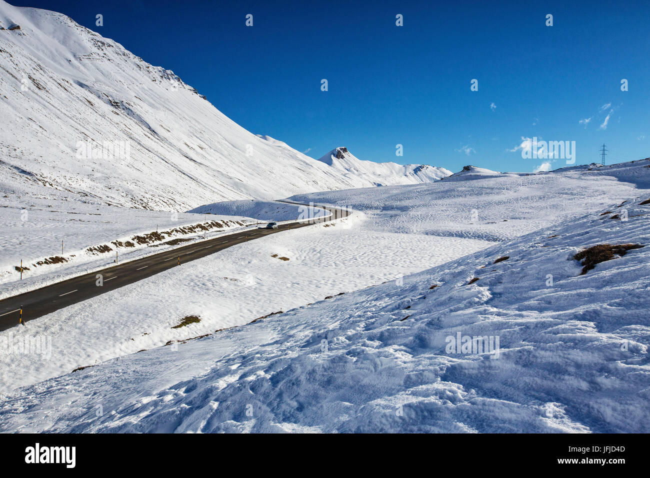 Die Straße verläuft durch das verschneite Tal Albula Pass Bergün Kanton Graubünden-Engadin-Schweiz-Europa Stockfoto