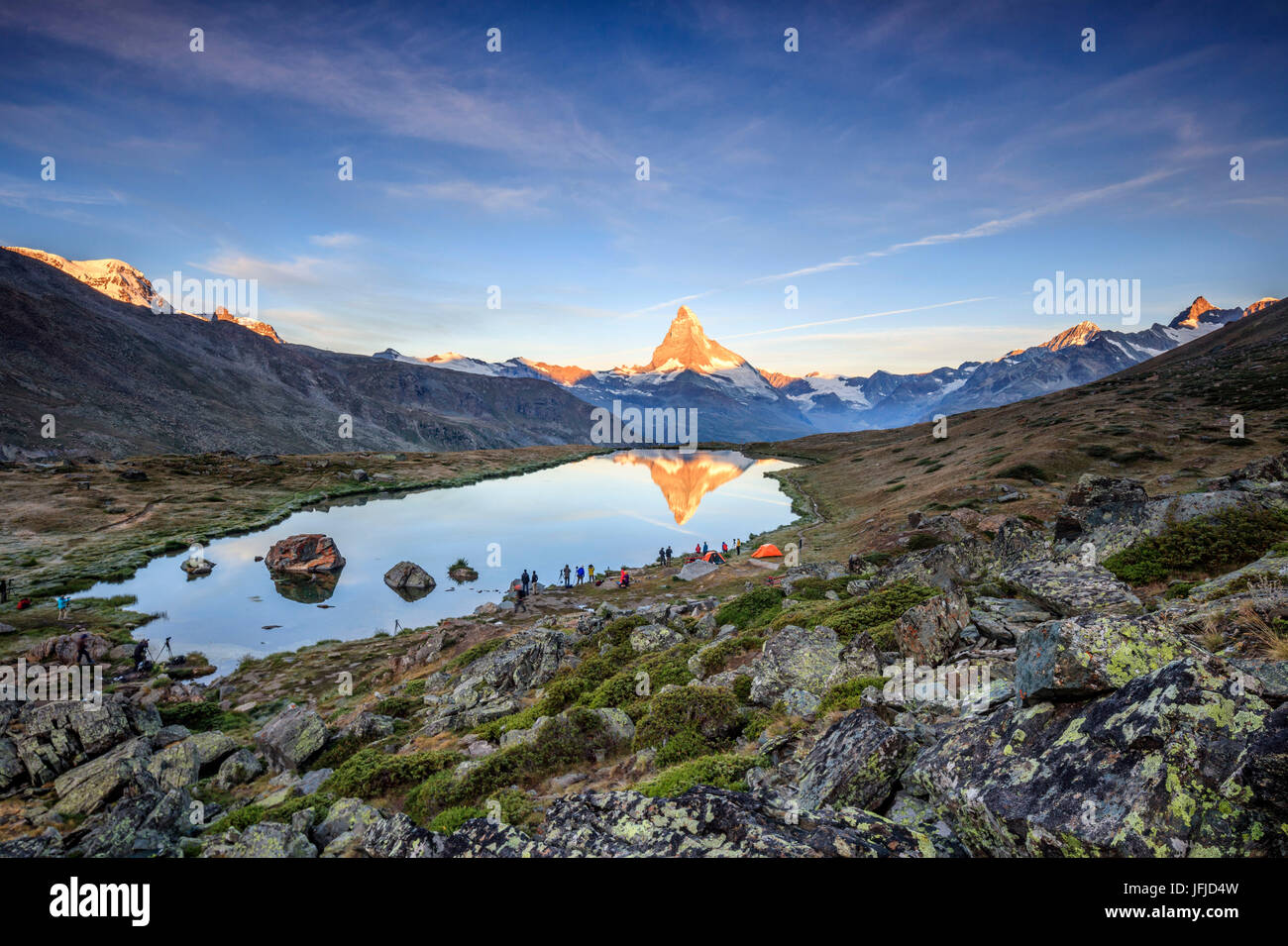 Wanderer bewundern Matterhorn spiegelt sich im See Stellisee im Morgengrauen Zermatt Kanton Wallis Schweiz Europa Stockfoto