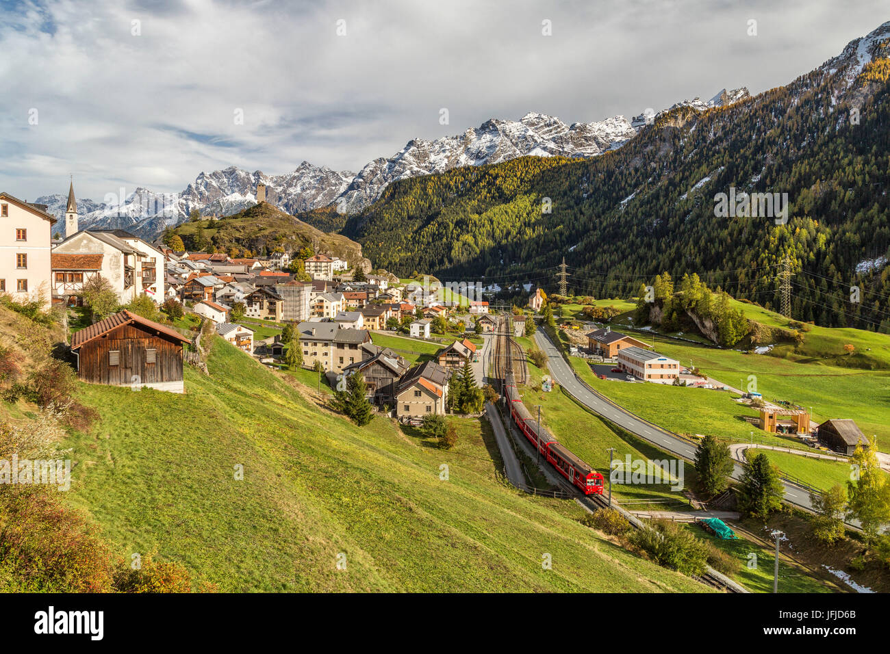 Anzeigen von Ardez Dorf umgeben von Wäldern und schneebedeckten Gipfeln Unterengadin Kanton Graubünden Schweiz Europa umgeben Stockfoto