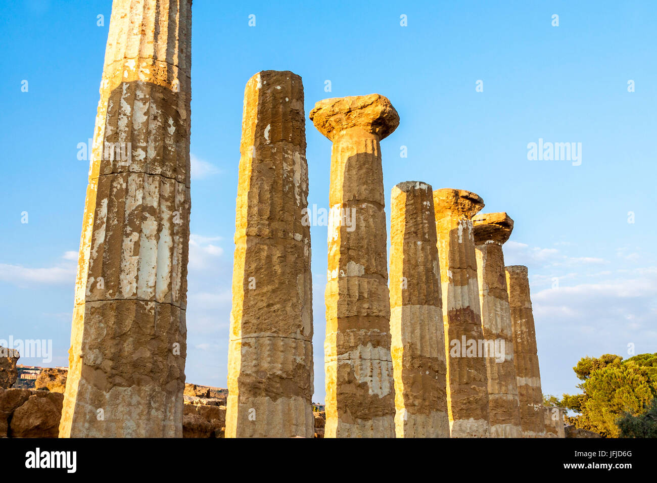 Tempel von Ercole im Valle dei Templi, eine archäologische Stätte in Agrigento, Sizilien, Italien Stockfoto