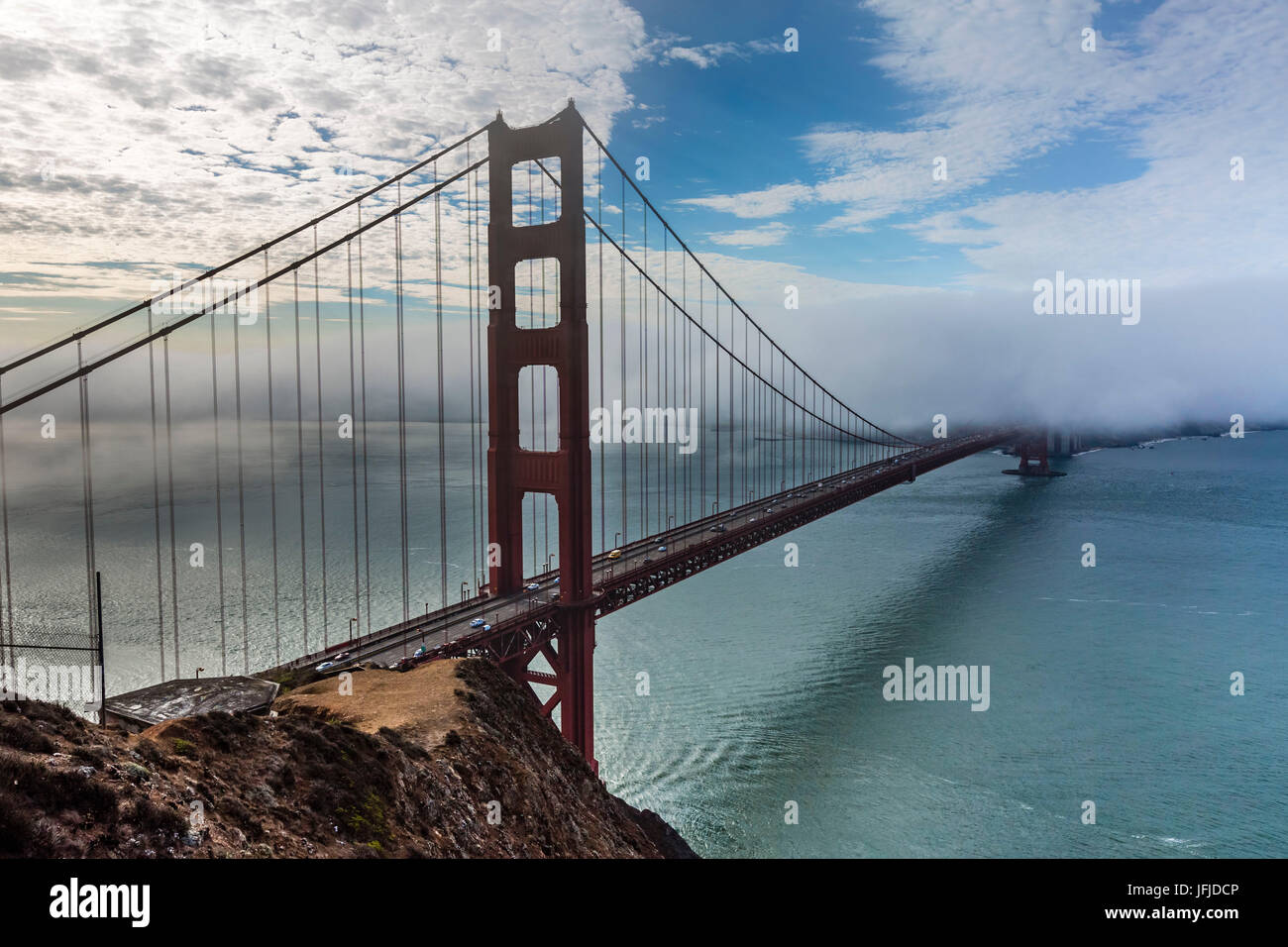 Golden Gate Bridge mit Morgennebel Schuss bei Sonnenaufgang aus Slackers Hill, San Francisco, Marin County, Kalifornien, USA, Stockfoto