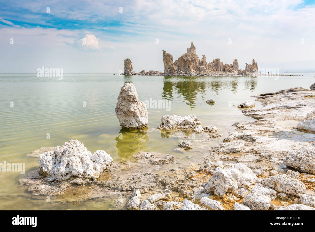 Tuffstein Türme spiegeln auf den Wassern des Mono Lake, Mono County, Kalifornien, USA, Stockfoto