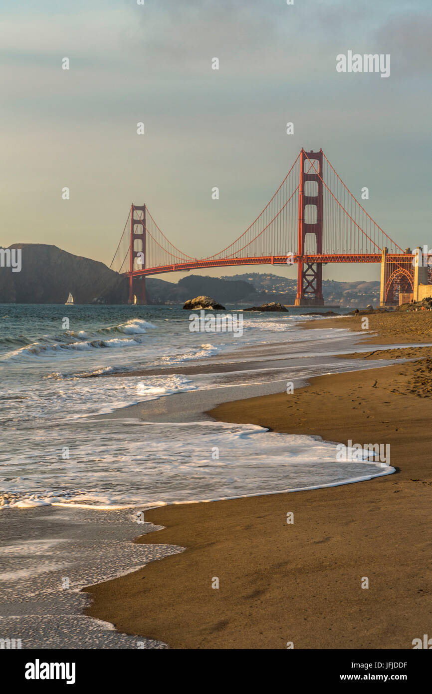 Golden Gate Bridge bei Sonnenuntergang erschossen von Baker Beach, San Francisco, Marin County, Kalifornien, USA, Stockfoto