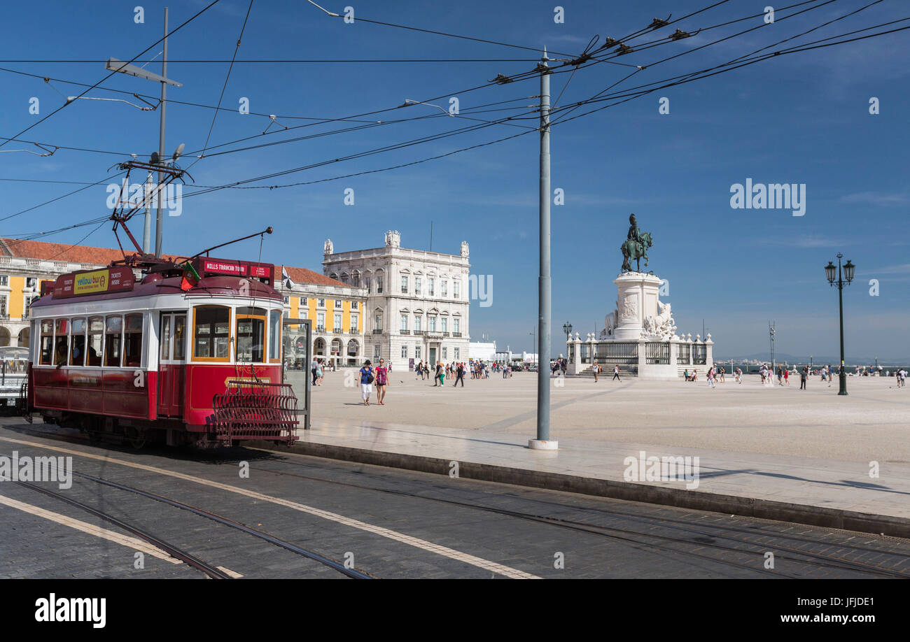 Eine typische rote Straßenbahn hält an den historischen Praca Do Comercio Platz nahe dem Tejo Lissabon Estremadura Portugal Europa Stockfoto