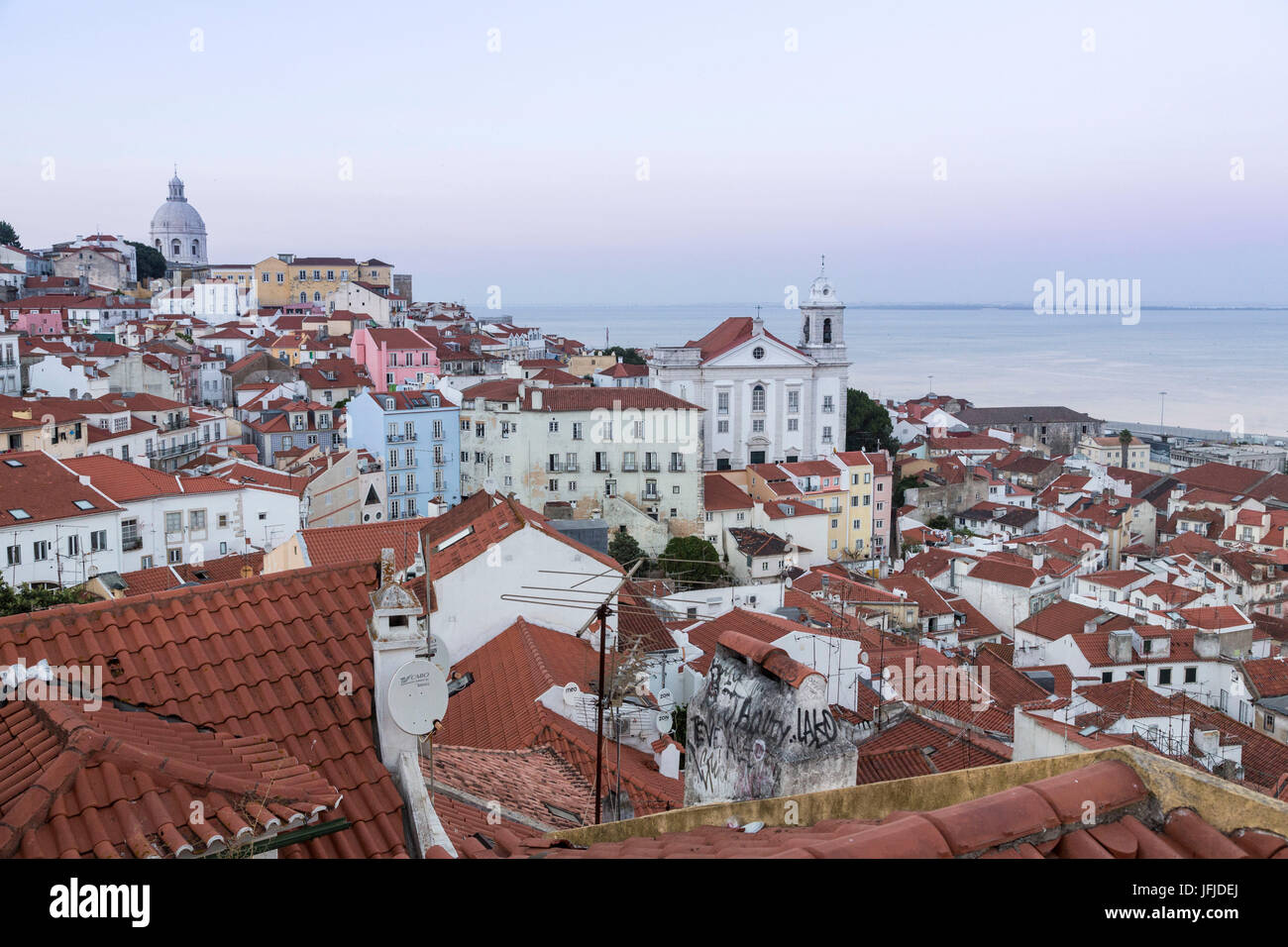 Blick auf Terrakottadächer und die alte Kuppel aus Miradouro Alfama Sicht in der Dämmerung Lissabon Portugal Europa Stockfoto