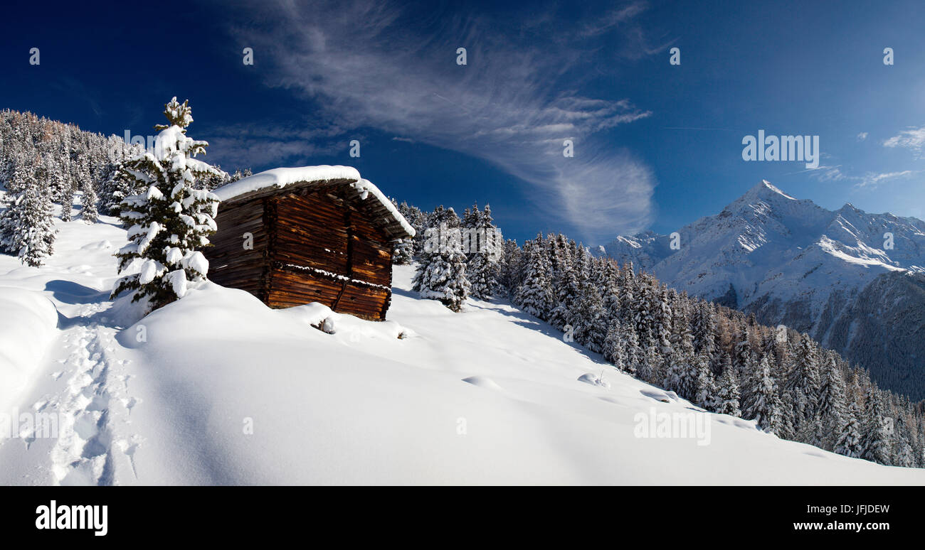 Schneelandschaft in Valfurva mit Tresero Peak im Hintergrund, hohe Valtellina, Lombardei, Italien, Europa Stockfoto